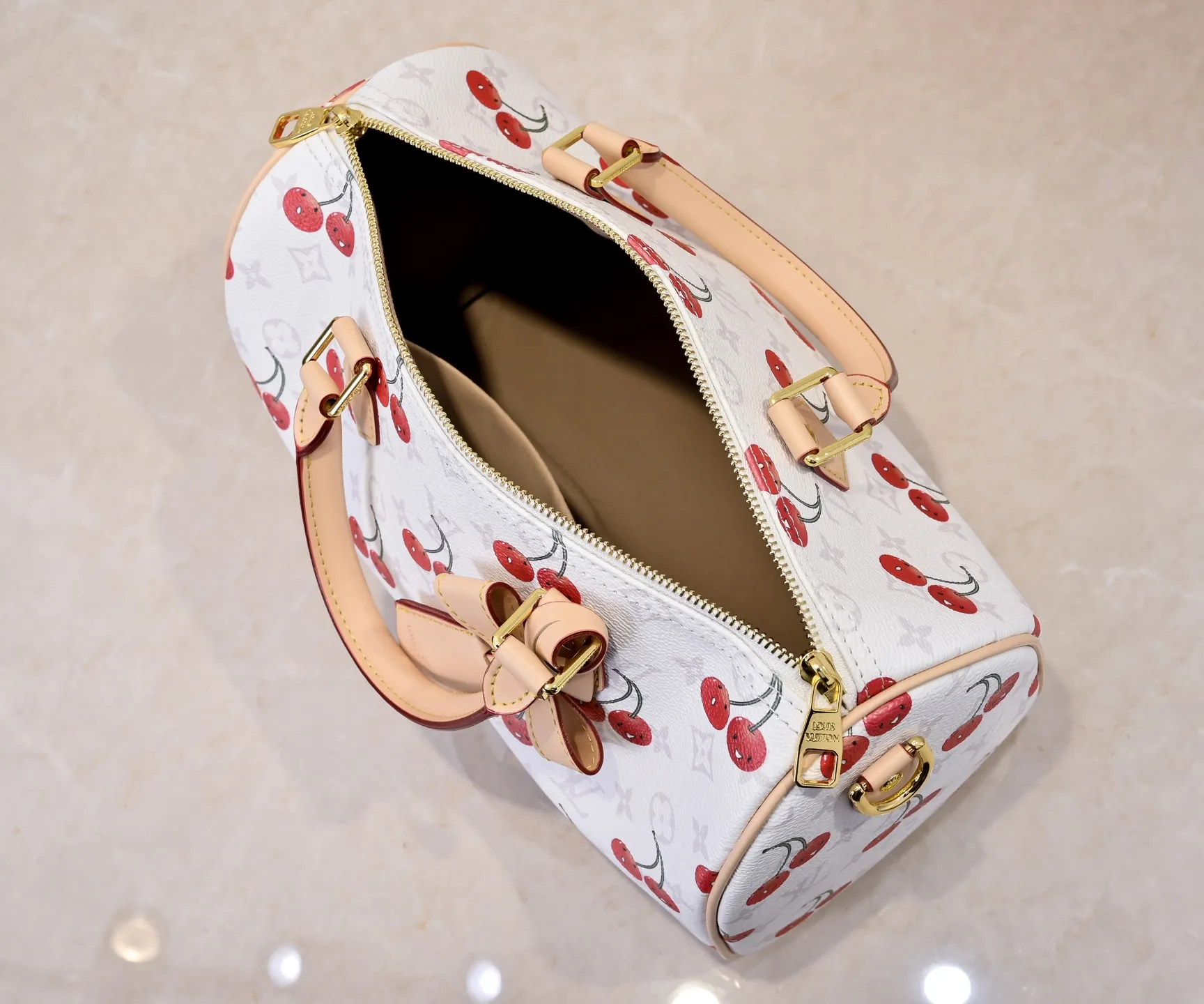 Batch 360💰M17089 M40391 Louis Vuitton collaborated with Japanese M artist Takashi Murakami for the first time in 2003 and launched the classic "Color Monogram" series, which immediately caused a trend storm. The "Cherry Series" launched in 2005 is based on Murakami's design, integrating cherry elements into LV's classic Monogram canvas, showing the perfect combination of art and fashion. Size: 30x21x17