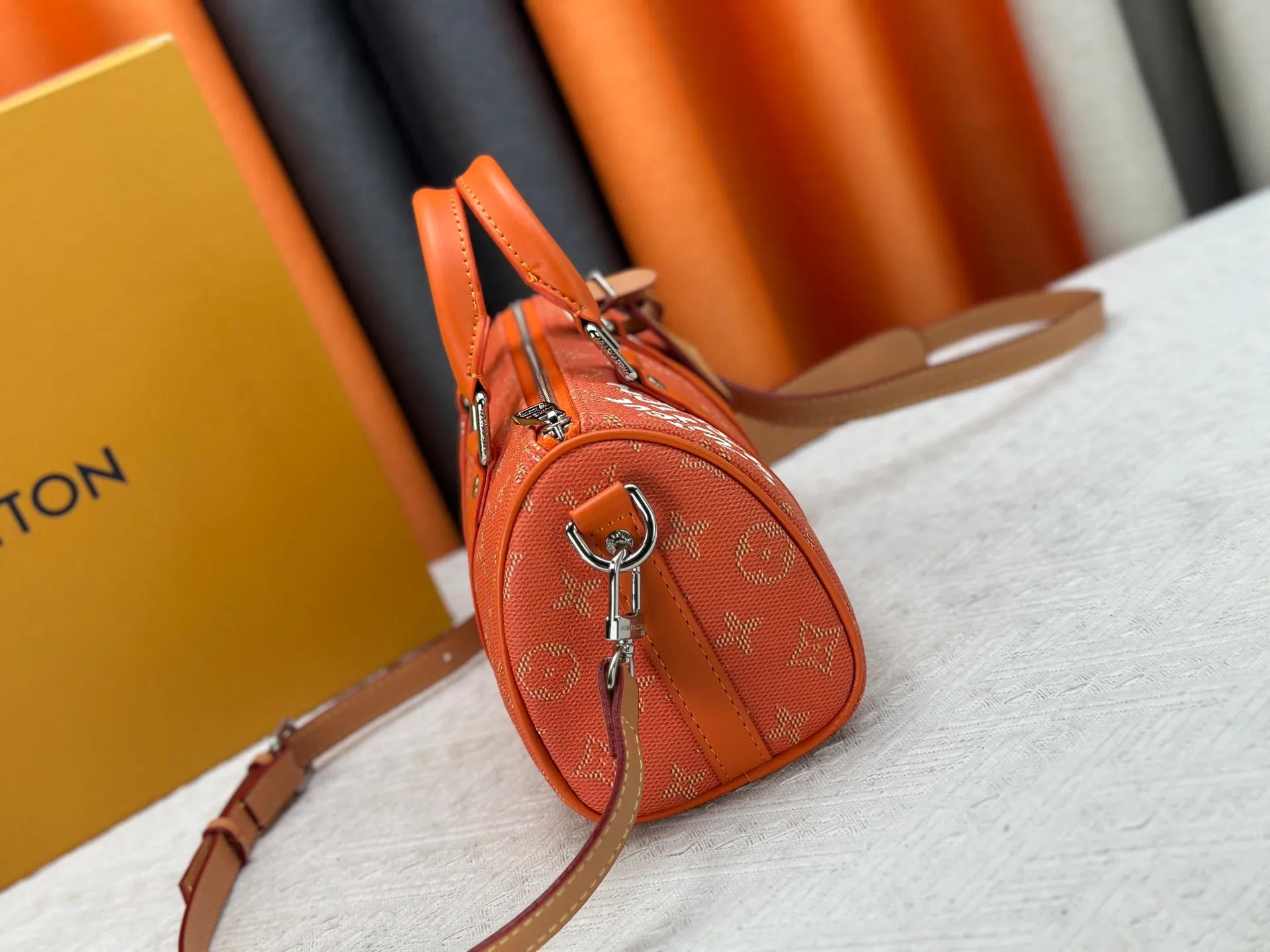 P240 Upgraded original M15428 embroidery M46271 M26818 M26930 M27161 This Keepall 25 handbag is made of Monogram Eclipse Reverse canvas, showing an elegant reinterpretation of Louis Vuitton's classic pattern. Reinforced straps and leather name tags are signature elements of the Keepall collection, while a zipper closure keeps personal items safe and secure. 25.0 x 15.0 x 11.0 cm (length x height x width)
