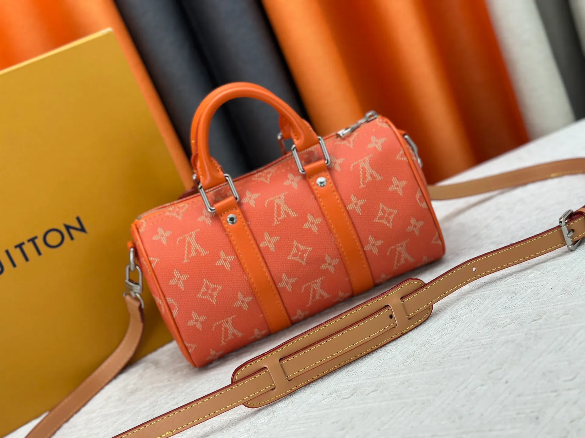 P240 Upgraded original M15428 embroidery M46271 M26818 M26930 M27161 This Keepall 25 handbag is made of Monogram Eclipse Reverse canvas, showing an elegant reinterpretation of Louis Vuitton's classic pattern. Reinforced straps and leather name tags are signature elements of the Keepall collection, while a zipper closure keeps personal items safe and secure. 25.0 x 15.0 x 11.0 cm (length x height x width)