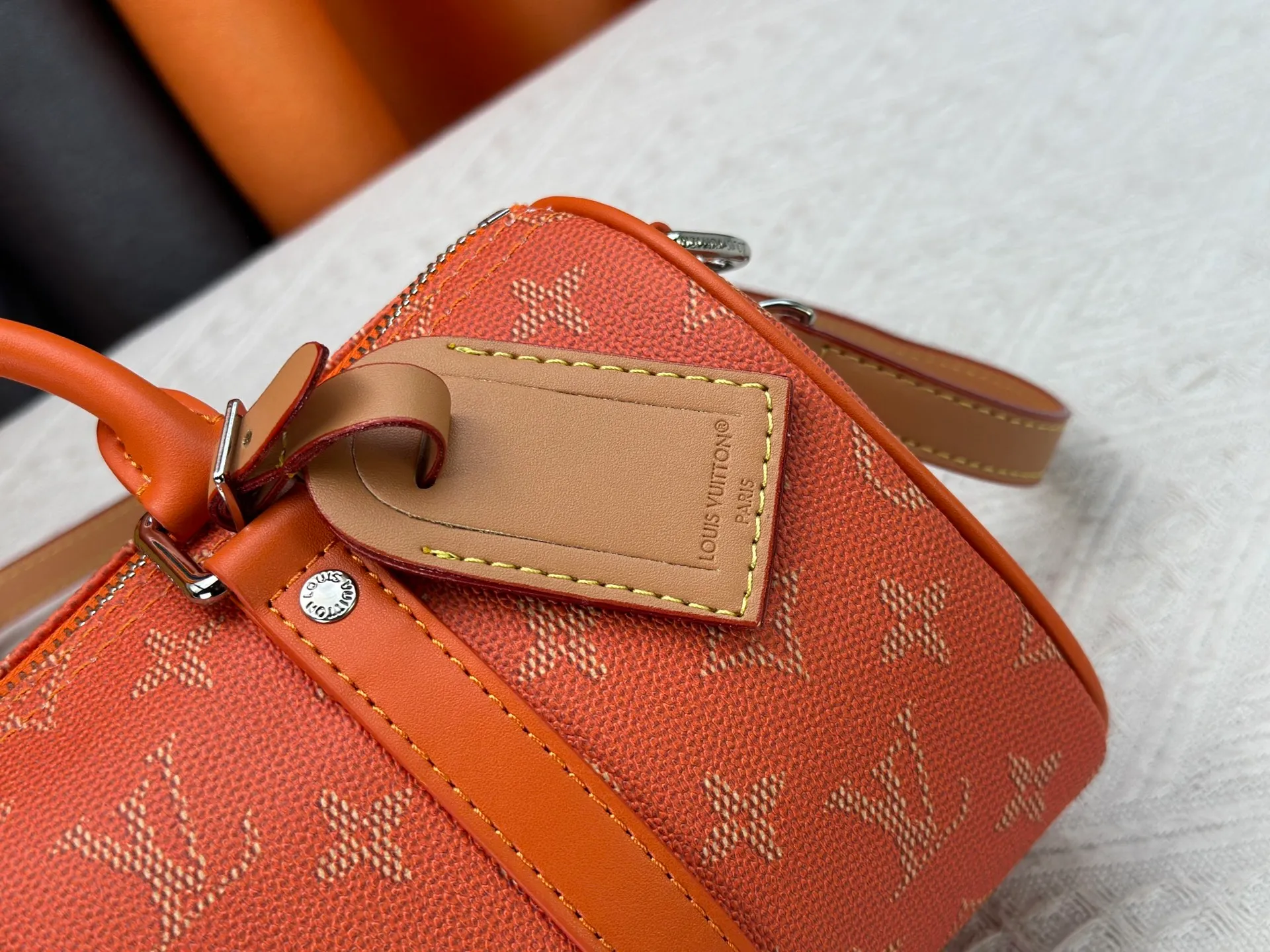 P240 Upgraded original M15428 embroidery M46271 M26818 M26930 M27161 This Keepall 25 handbag is made of Monogram Eclipse Reverse canvas, showing an elegant reinterpretation of Louis Vuitton's classic pattern. Reinforced straps and leather name tags are signature elements of the Keepall collection, while a zipper closure keeps personal items safe and secure. 25.0 x 15.0 x 11.0 cm (length x height x width)