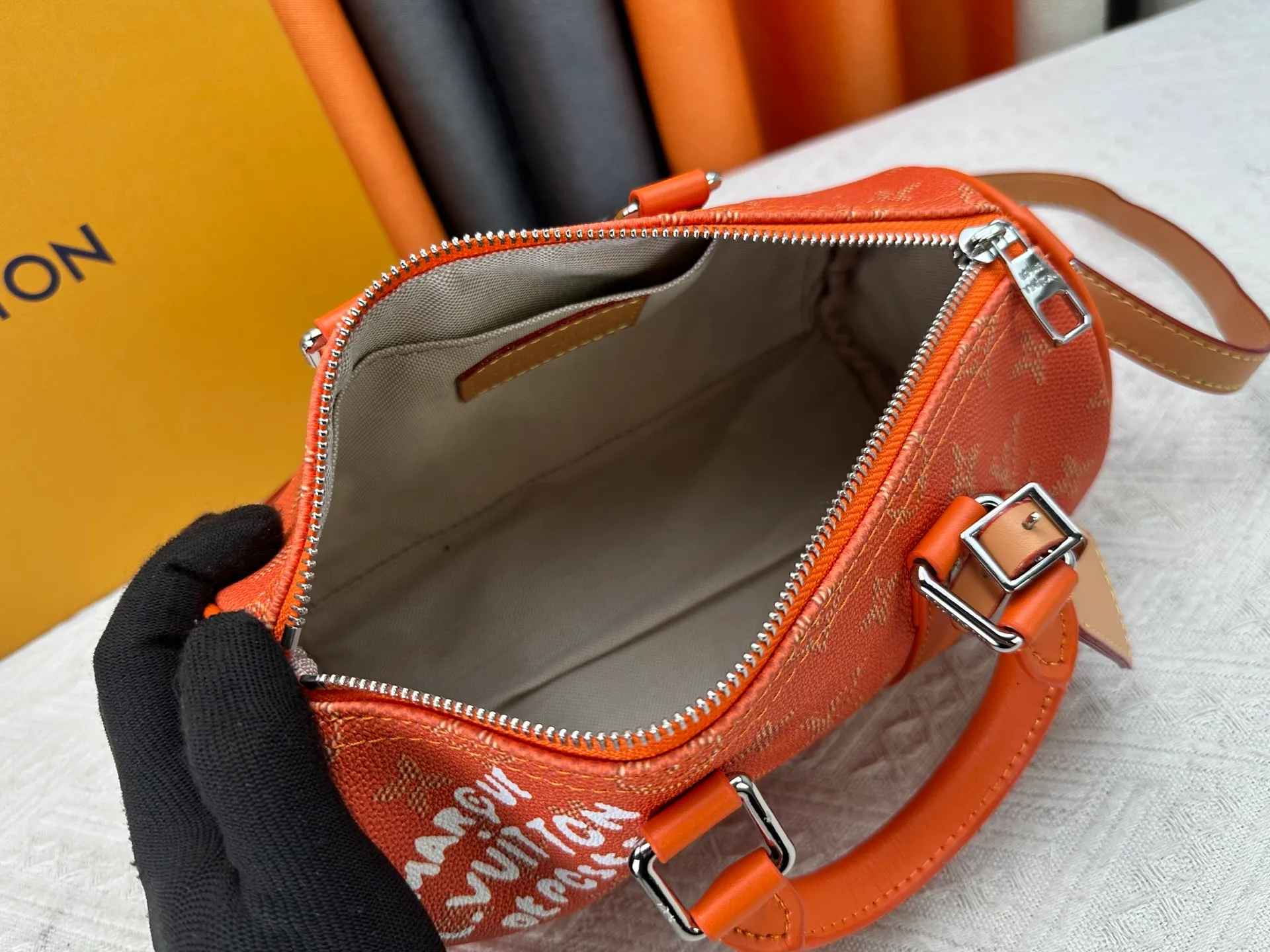 P240 Upgraded original M15428 embroidery M46271 M26818 M26930 M27161 This Keepall 25 handbag is made of Monogram Eclipse Reverse canvas, showing an elegant reinterpretation of Louis Vuitton's classic pattern. Reinforced straps and leather name tags are signature elements of the Keepall collection, while a zipper closure keeps personal items safe and secure. 25.0 x 15.0 x 11.0 cm (length x height x width)