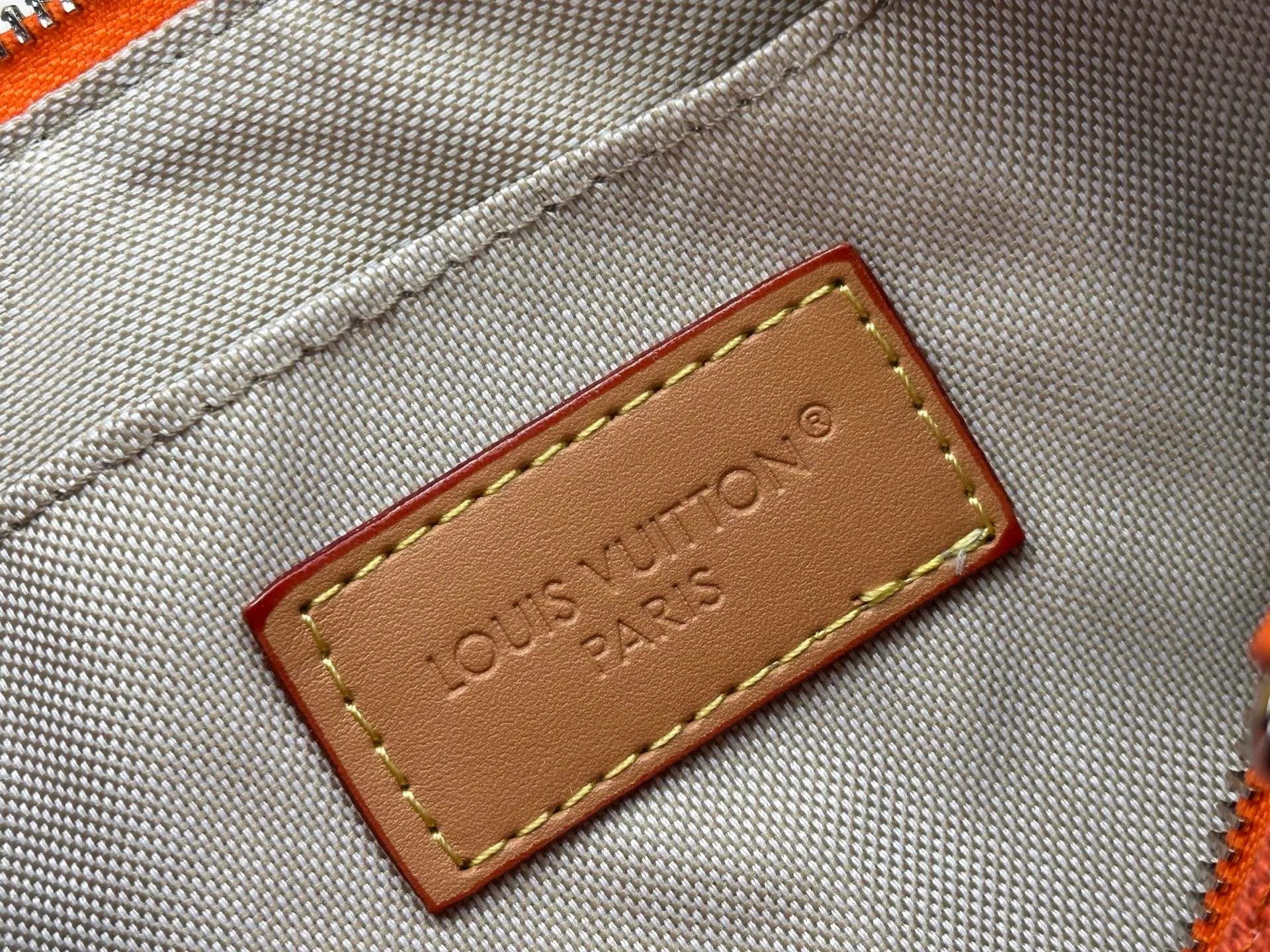 P240 Upgraded original M15428 embroidery M46271 M26818 M26930 M27161 This Keepall 25 handbag is made of Monogram Eclipse Reverse canvas, showing an elegant reinterpretation of Louis Vuitton's classic pattern. Reinforced straps and leather name tags are signature elements of the Keepall collection, while a zipper closure keeps personal items safe and secure. 25.0 x 15.0 x 11.0 cm (length x height x width)