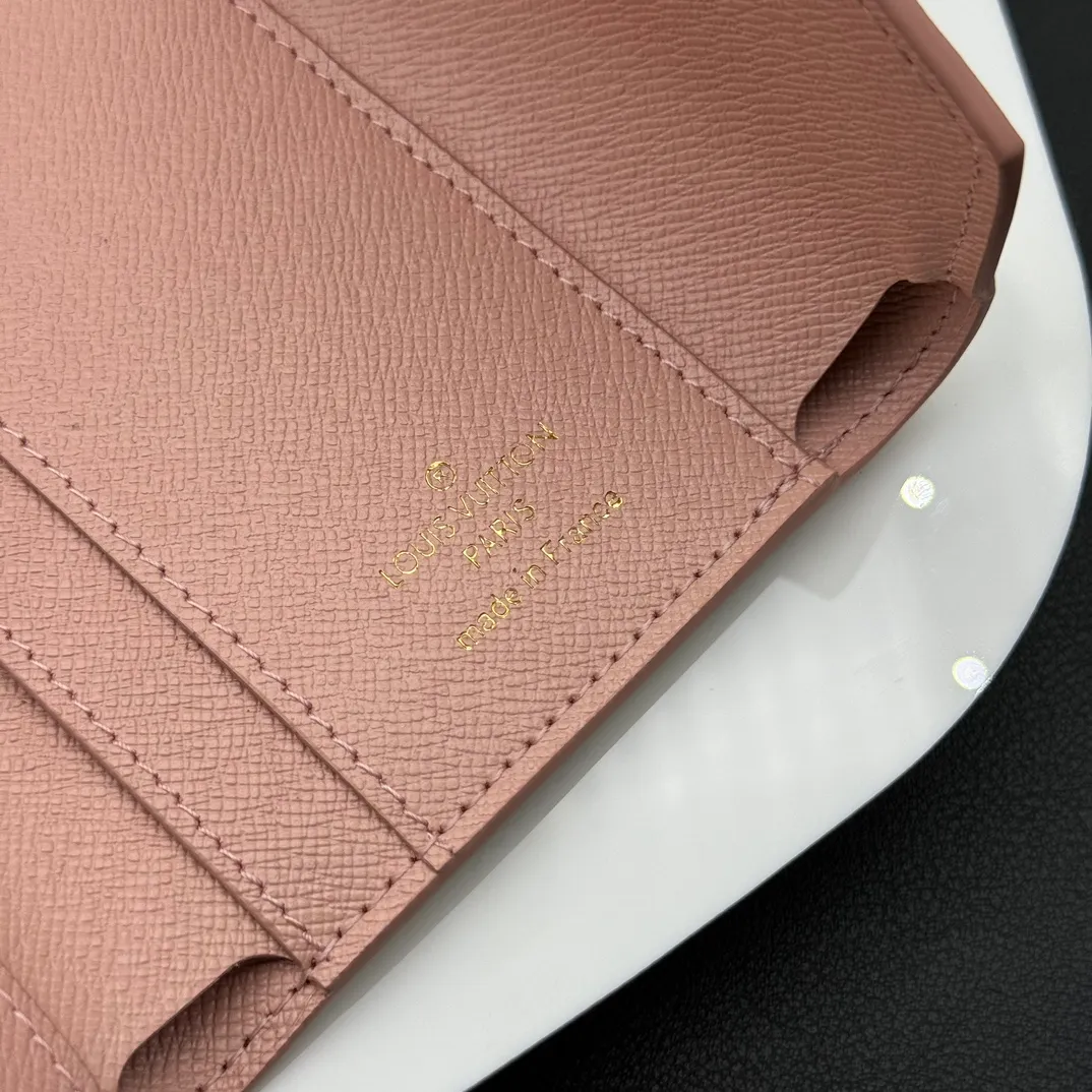💰130 💎Upgraded original version🇫🇷 ZOÉ Wallet The Zoé wallet combines Damier Azur canvas and pastel leather to outline an envelope-like structure. The flip cover is decorated with gold Louis Vuitton snaps to welcome the coolness of summer. The compact design hides ample space, making it easy to store coins, banknotes and bank cards. It can also be placed in a pocket, handbag or clutch. Model: M60168 Dimensions: 9.5 x 7.5 x 3.0 cm (length x height x width).