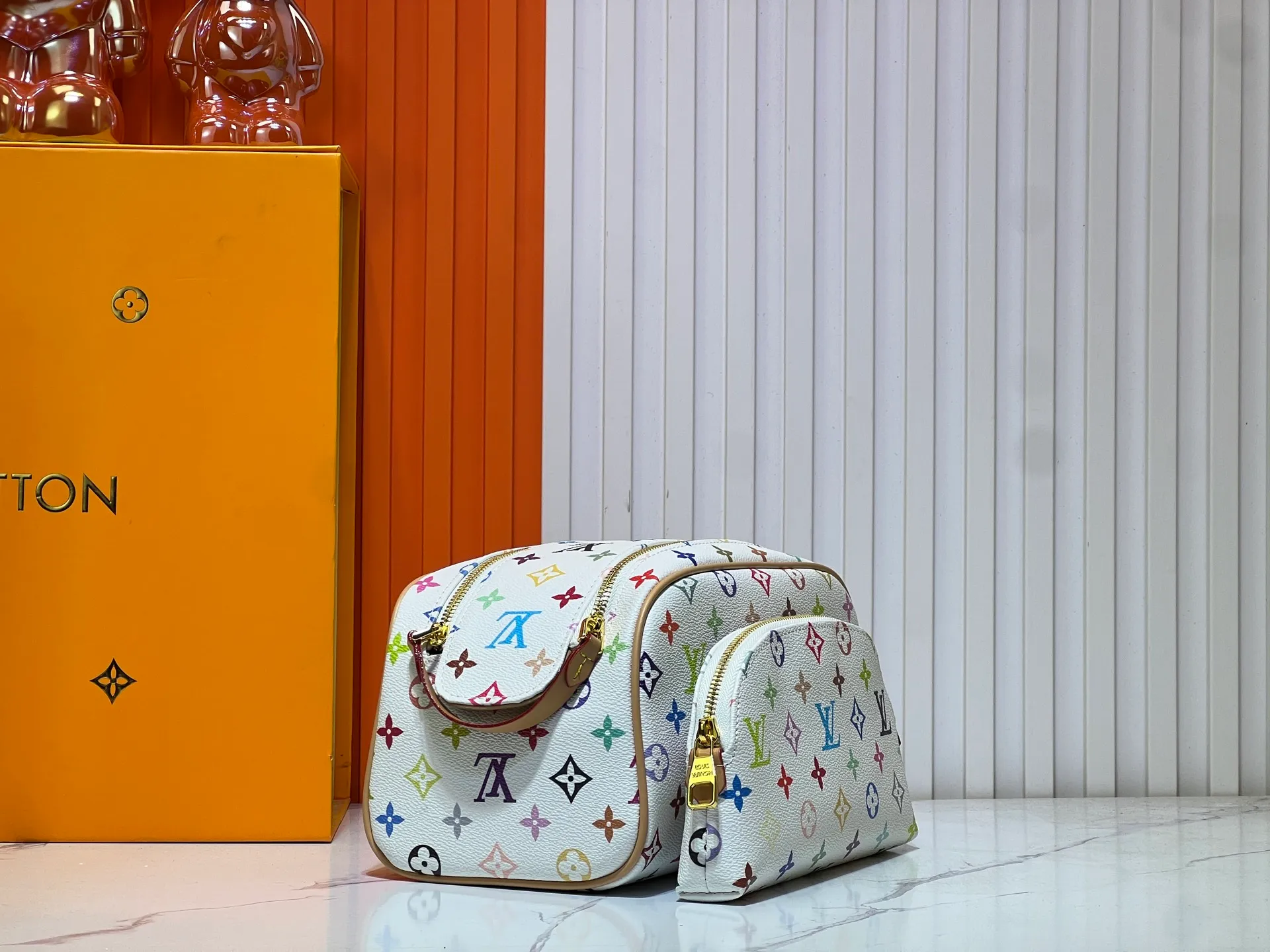 Batch 240💰Upgraded original 2-piece set Murakami Takahiro Sancai M47528 M13669 This Dopp Kit toiletry bag is made of Monogram Eclipse canvas, bringing a restrained choice to Monogram lovers. Plenty of space to store travel essentials, double zippers for secure protection, and wide opening for easy access. 28.0 x 15.0 x 16.5 cm (length x height x width)