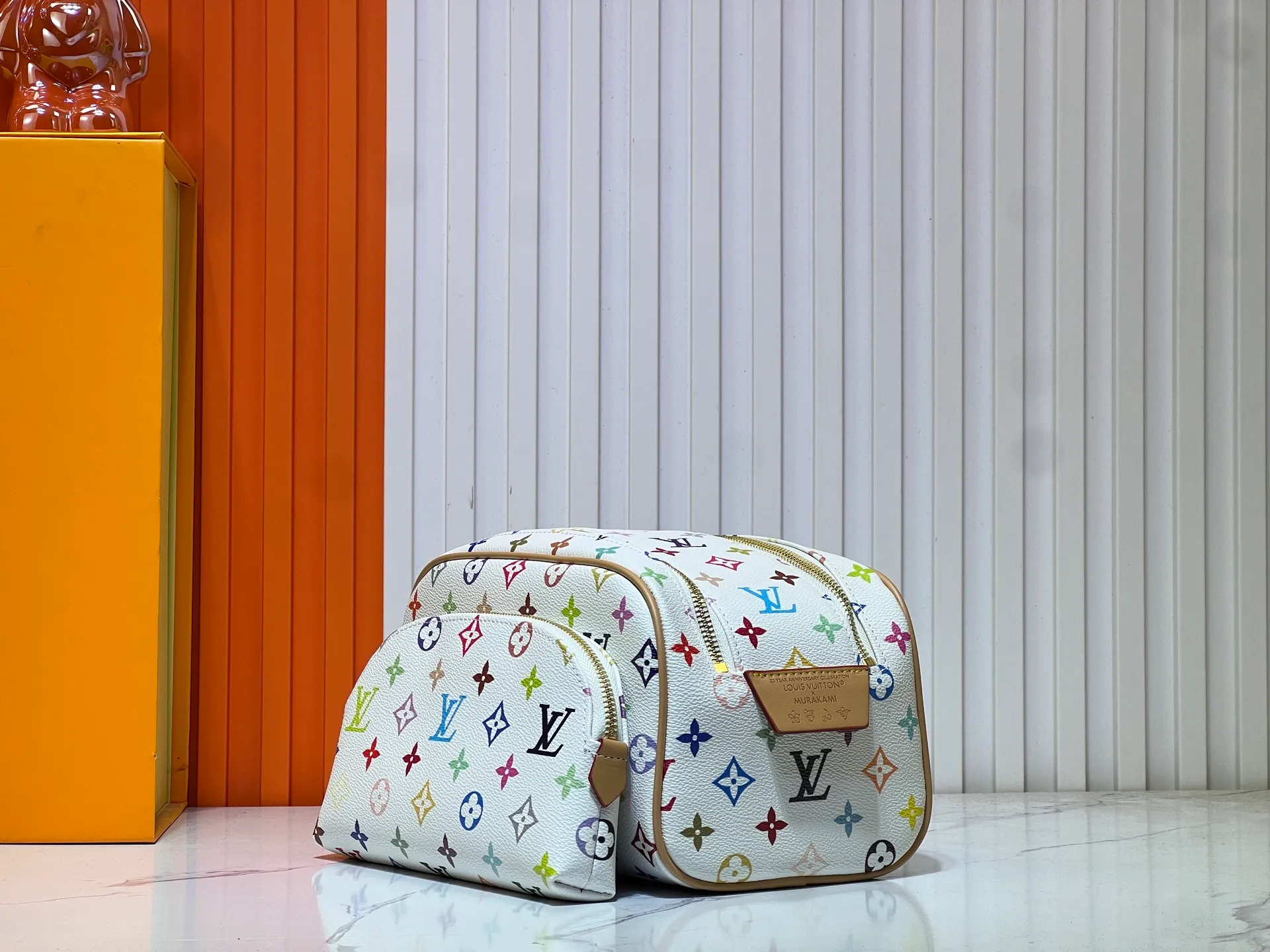 Batch 240💰Upgraded original 2-piece set Murakami Takahiro Sancai M47528 M13669 This Dopp Kit toiletry bag is made of Monogram Eclipse canvas, bringing a restrained choice to Monogram lovers. Plenty of space to store travel essentials, double zippers for secure protection, and wide opening for easy access. 28.0 x 15.0 x 16.5 cm (length x height x width)