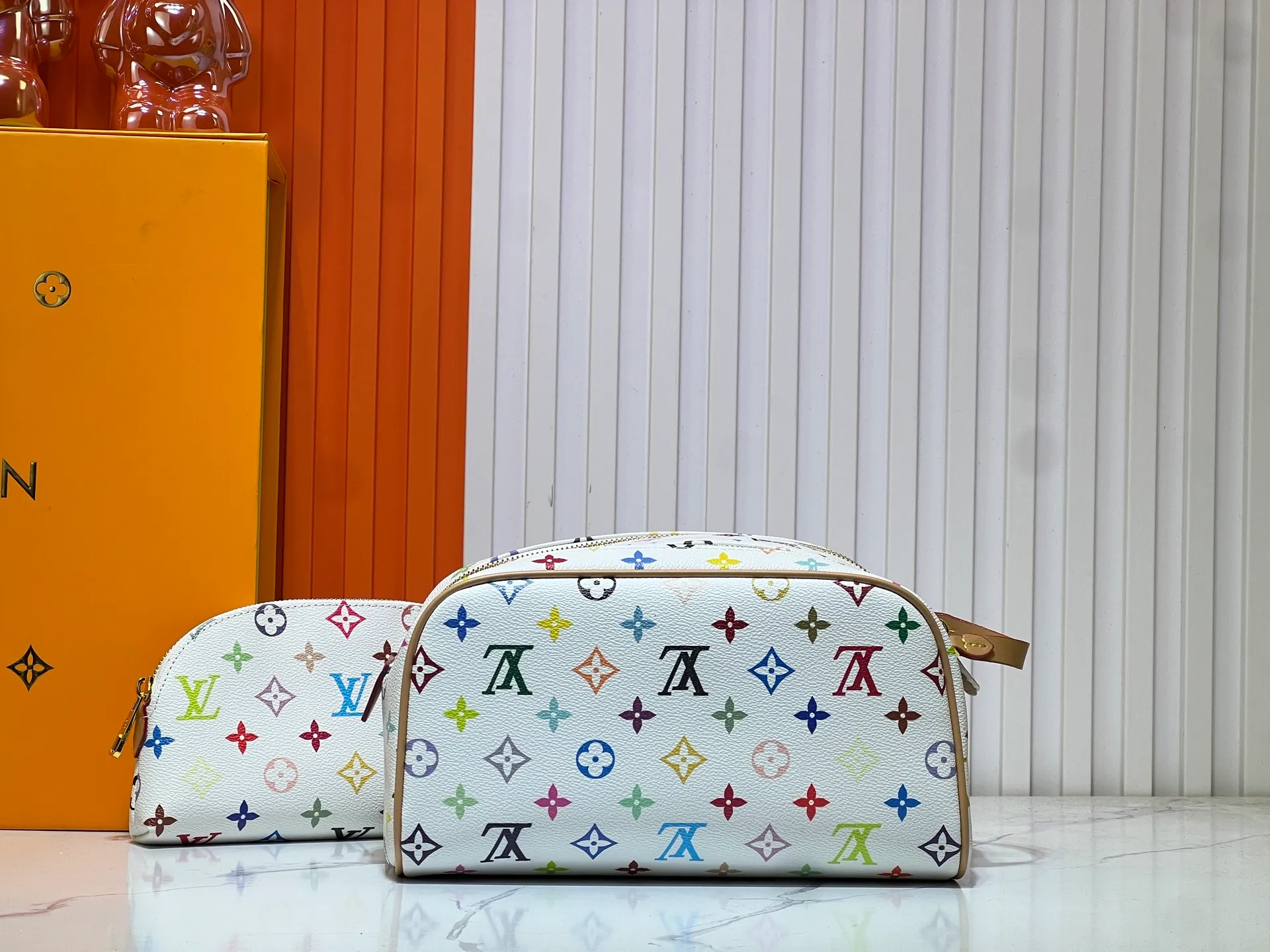 Batch 240💰Upgraded original 2-piece set Murakami Takahiro Sancai M47528 M13669 This Dopp Kit toiletry bag is made of Monogram Eclipse canvas, bringing a restrained choice to Monogram lovers. Plenty of space to store travel essentials, double zippers for secure protection, and wide opening for easy access. 28.0 x 15.0 x 16.5 cm (length x height x width)