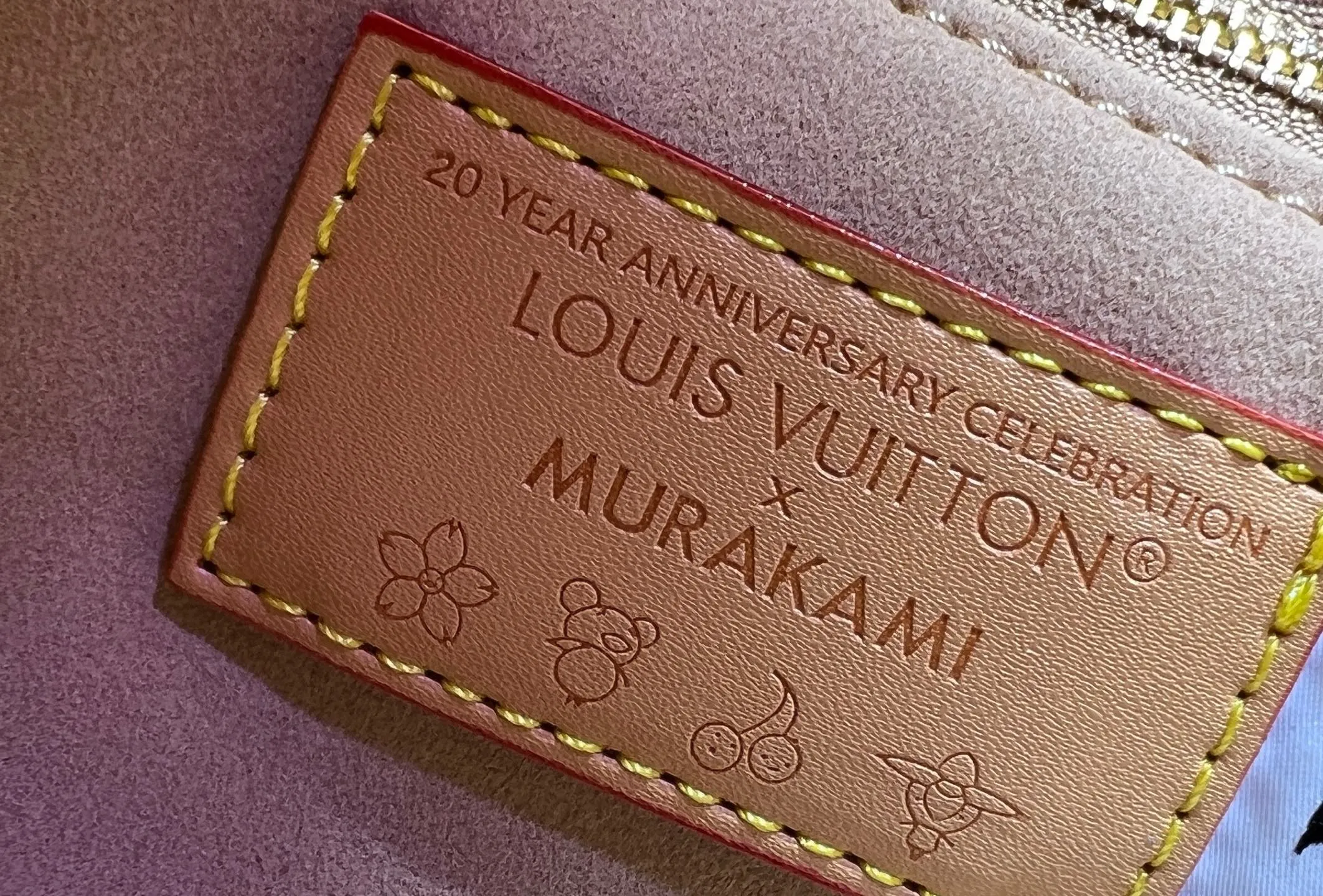 Batch 240💰Upgraded original 2-piece set Murakami Takahiro Sancai M47528 M13669 This Dopp Kit toiletry bag is made of Monogram Eclipse canvas, bringing a restrained choice to Monogram lovers. Plenty of space to store travel essentials, double zippers for secure protection, and wide opening for easy access. 28.0 x 15.0 x 16.5 cm (length x height x width)