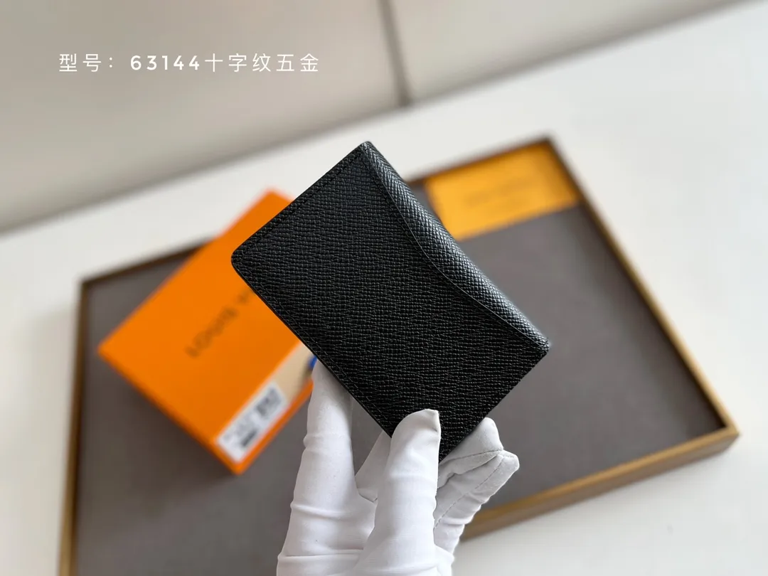 💰100 💎Top Original # Cross Pattern Hardware Small Card Holder Louis vuitton's pocket leather wallet has seven compartments, which can hold credit cards, bus cards, business cards, and even city maps. Damier canvas, leather edge - two credit card compartments - four inner compartments - one outer compartment. Model M63144 Cross Pattern Hardware Size: 7X11.