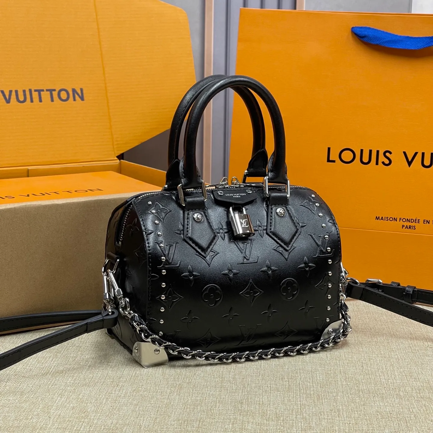 [Upgraded version] P580💰💞Upgraded version·High quality·🎁With full set of packaging, counter 2025 early spring new product, runway style model 14757🐶SIDE TRUNK handbag Nicolas Ghesquière repeatedly explored Louis Vuitton's box-making heritage and created this Side Trunk medium handbag. Monogram canvas is combined with leather trim, and the cowhide-embossed leather zipper puller creatively connects with the iconic S-lock, and the reinforced metal corners gather the eye. The wide handles and leather spaghetti strap are removable. Size: 20*13*12