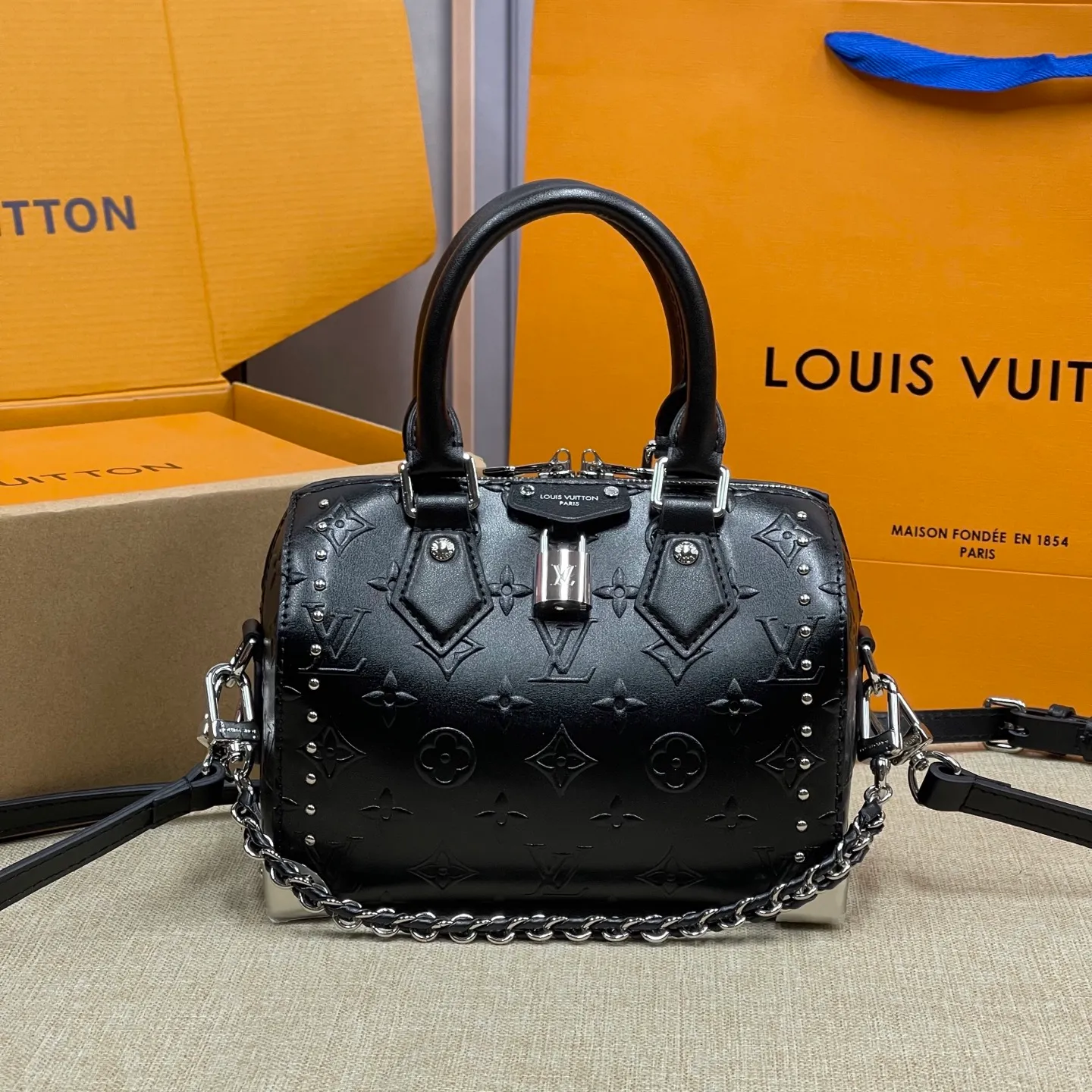 [Upgraded version] P580💰💞Upgraded version·High quality·🎁With full set of packaging, counter 2025 early spring new product, runway style model 14757🐶SIDE TRUNK handbag Nicolas Ghesquière repeatedly explored Louis Vuitton's box-making heritage and created this Side Trunk medium handbag. Monogram canvas is combined with leather trim, and the cowhide-embossed leather zipper puller creatively connects with the iconic S-lock, and the reinforced metal corners gather the eye. The wide handles and leather spaghetti strap are removable. Size: 20*13*12