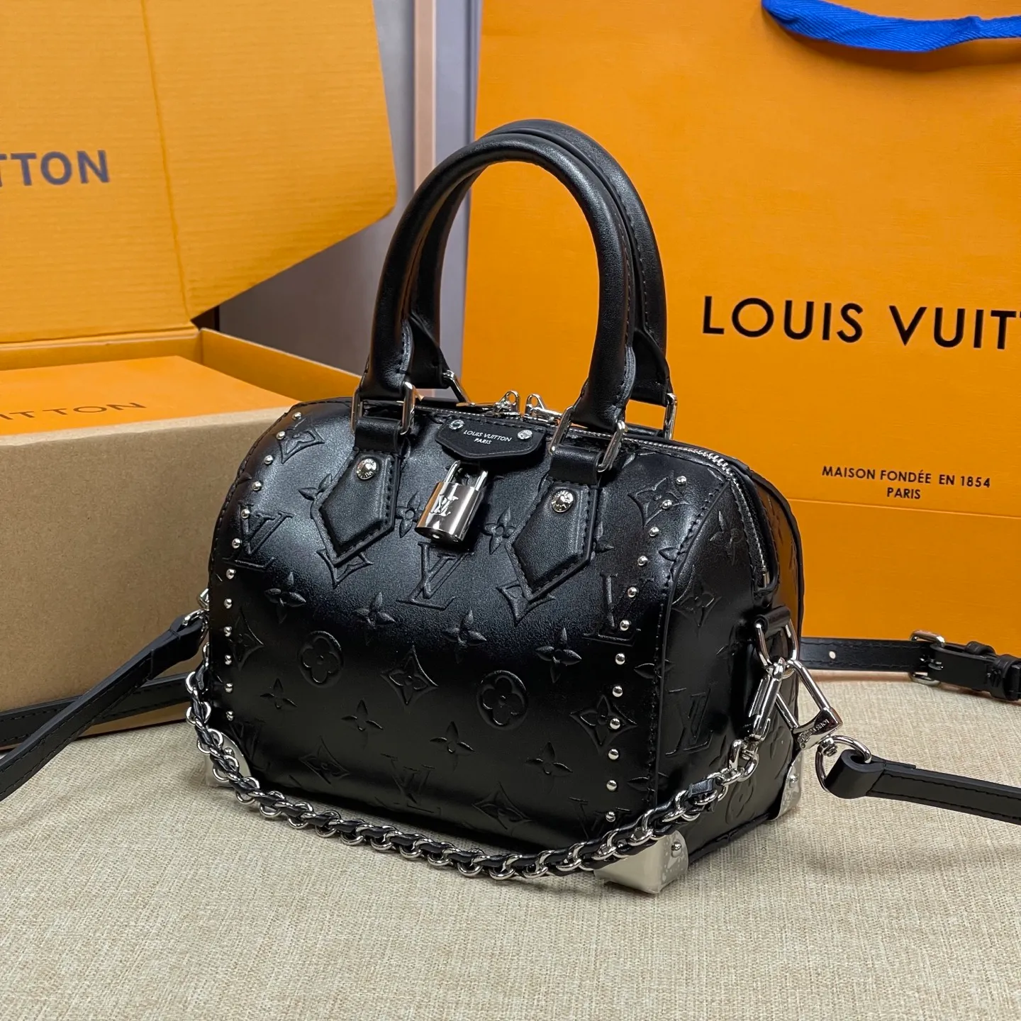 [Upgraded version] P580💰💞Upgraded version·High quality·🎁With full set of packaging, counter 2025 early spring new product, runway style model 14757🐶SIDE TRUNK handbag Nicolas Ghesquière repeatedly explored Louis Vuitton's box-making heritage and created this Side Trunk medium handbag. Monogram canvas is combined with leather trim, and the cowhide-embossed leather zipper puller creatively connects with the iconic S-lock, and the reinforced metal corners gather the eye. The wide handles and leather spaghetti strap are removable. Size: 20*13*12