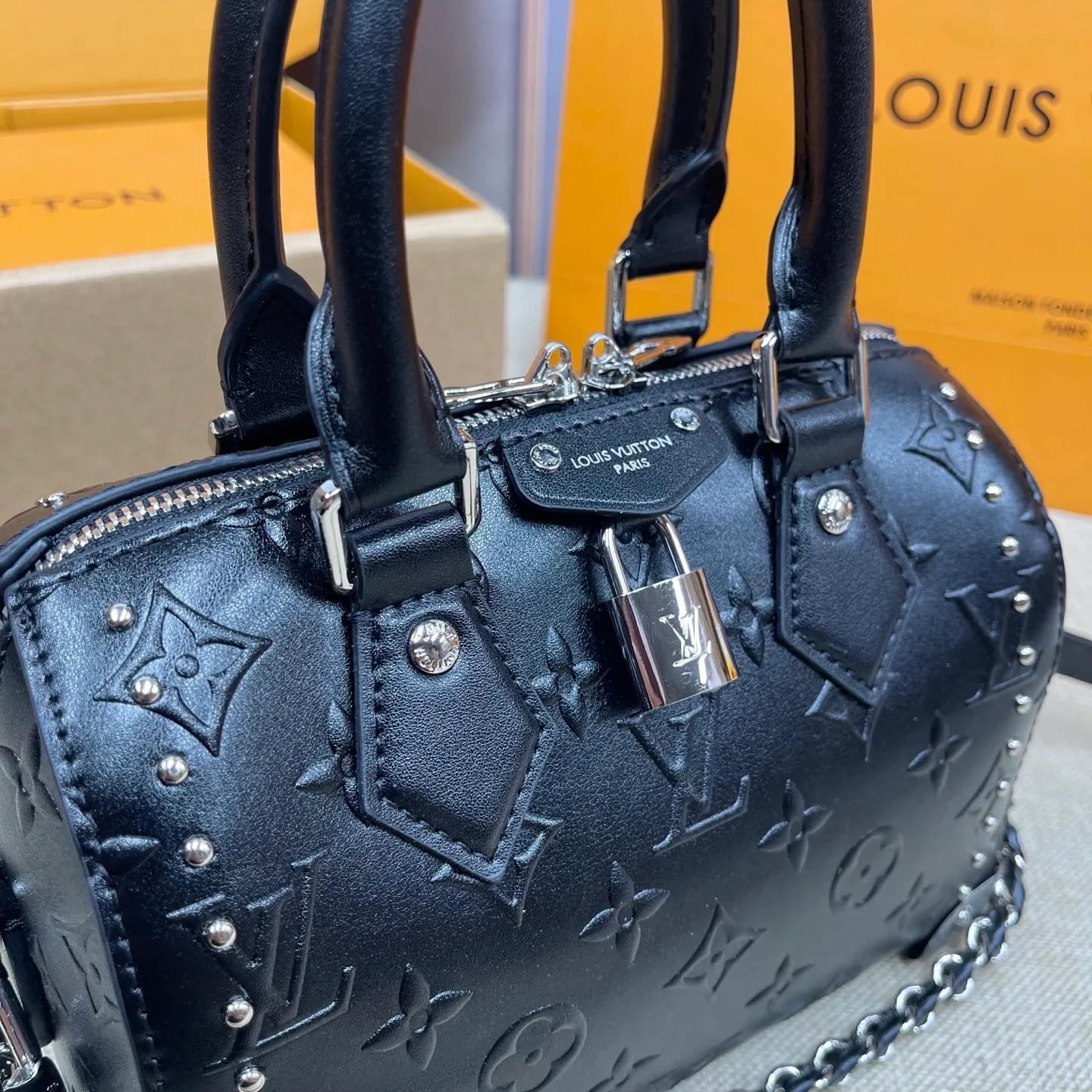 [Upgraded version] P580💰💞Upgraded version·High quality·🎁With full set of packaging, counter 2025 early spring new product, runway style model 14757🐶SIDE TRUNK handbag Nicolas Ghesquière repeatedly explored Louis Vuitton's box-making heritage and created this Side Trunk medium handbag. Monogram canvas is combined with leather trim, and the cowhide-embossed leather zipper puller creatively connects with the iconic S-lock, and the reinforced metal corners gather the eye. The wide handles and leather spaghetti strap are removable. Size: 20*13*12