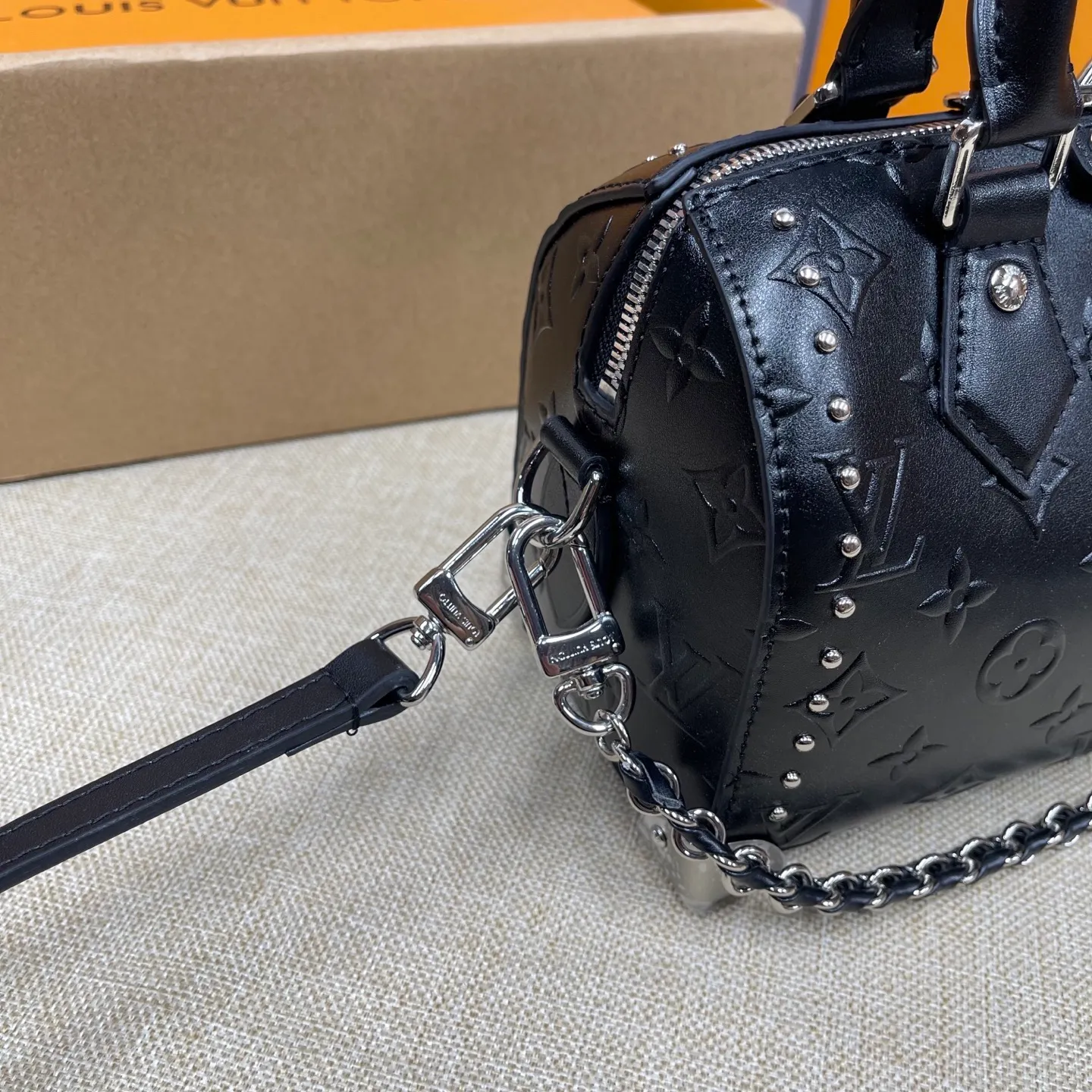 [Upgraded version] P580💰💞Upgraded version·High quality·🎁With full set of packaging, counter 2025 early spring new product, runway style model 14757🐶SIDE TRUNK handbag Nicolas Ghesquière repeatedly explored Louis Vuitton's box-making heritage and created this Side Trunk medium handbag. Monogram canvas is combined with leather trim, and the cowhide-embossed leather zipper puller creatively connects with the iconic S-lock, and the reinforced metal corners gather the eye. The wide handles and leather spaghetti strap are removable. Size: 20*13*12
