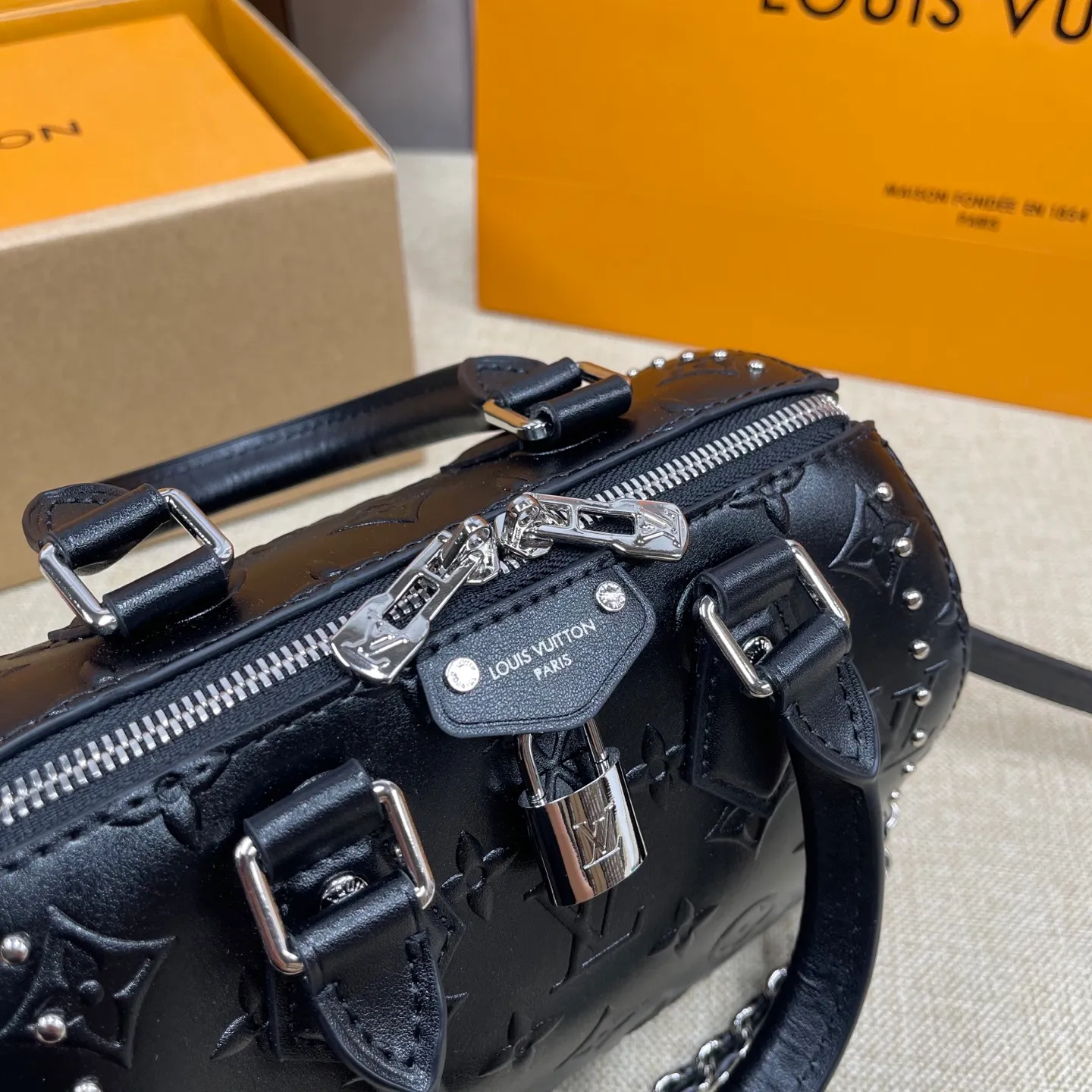 [Upgraded version] P580💰💞Upgraded version·High quality·🎁With full set of packaging, counter 2025 early spring new product, runway style model 14757🐶SIDE TRUNK handbag Nicolas Ghesquière repeatedly explored Louis Vuitton's box-making heritage and created this Side Trunk medium handbag. Monogram canvas is combined with leather trim, and the cowhide-embossed leather zipper puller creatively connects with the iconic S-lock, and the reinforced metal corners gather the eye. The wide handles and leather spaghetti strap are removable. Size: 20*13*12