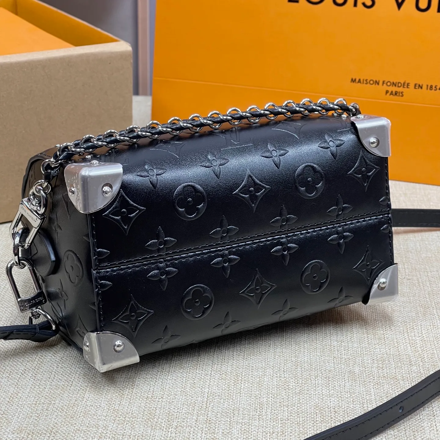 [Upgraded version] P580💰💞Upgraded version·High quality·🎁With full set of packaging, counter 2025 early spring new product, runway style model 14757🐶SIDE TRUNK handbag Nicolas Ghesquière repeatedly explored Louis Vuitton's box-making heritage and created this Side Trunk medium handbag. Monogram canvas is combined with leather trim, and the cowhide-embossed leather zipper puller creatively connects with the iconic S-lock, and the reinforced metal corners gather the eye. The wide handles and leather spaghetti strap are removable. Size: 20*13*12