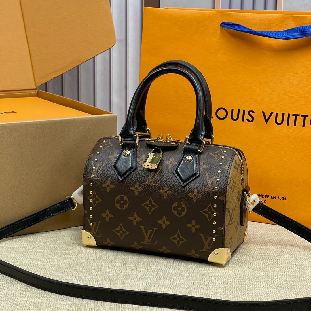 [Upgraded version] P560💰💞Upgraded version🎁 Comes with a full set of packaging, the counter’s 2025 early spring new product, catwalk model model M46881🐶SIDE TRUNK handbag Nicolas Ghesquière repeatedly explored Louis Vuitton’s box-making heritage and created this Side Trunk medium handbag. Monogram canvas is combined with leather trim, and the leather zipper puller creatively connects to the iconic S-lock, and the reinforced metal corners gather the eye. The wide handles and leather spaghetti strap are removable. Size: 20*13*12