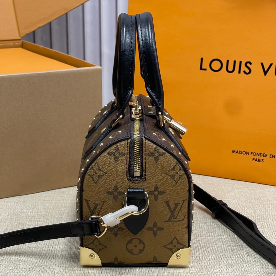 [Upgraded version] P560💰💞Upgraded version🎁 Comes with a full set of packaging, the counter’s 2025 early spring new product, catwalk model model M46881🐶SIDE TRUNK handbag Nicolas Ghesquière repeatedly explored Louis Vuitton’s box-making heritage and created this Side Trunk medium handbag. Monogram canvas is combined with leather trim, and the leather zipper puller creatively connects to the iconic S-lock, and the reinforced metal corners gather the eye. The wide handles and leather spaghetti strap are removable. Size: 20*13*12