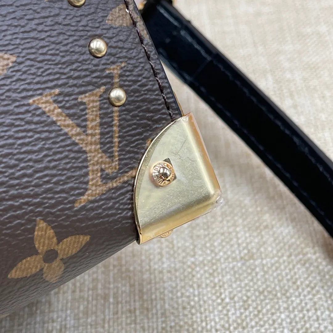 [Upgraded version] P560💰💞Upgraded version🎁 Comes with a full set of packaging, the counter’s 2025 early spring new product, catwalk model model M46881🐶SIDE TRUNK handbag Nicolas Ghesquière repeatedly explored Louis Vuitton’s box-making heritage and created this Side Trunk medium handbag. Monogram canvas is combined with leather trim, and the leather zipper puller creatively connects to the iconic S-lock, and the reinforced metal corners gather the eye. The wide handles and leather spaghetti strap are removable. Size: 20*13*12