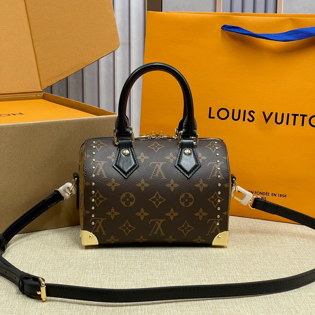 [Upgraded version] P560💰💞Upgraded version🎁 Comes with a full set of packaging, the counter’s 2025 early spring new product, catwalk model model M46881🐶SIDE TRUNK handbag Nicolas Ghesquière repeatedly explored Louis Vuitton’s box-making heritage and created this Side Trunk medium handbag. Monogram canvas is combined with leather trim, and the leather zipper puller creatively connects to the iconic S-lock, and the reinforced metal corners gather the eye. The wide handles and leather spaghetti strap are removable. Size: 20*13*12