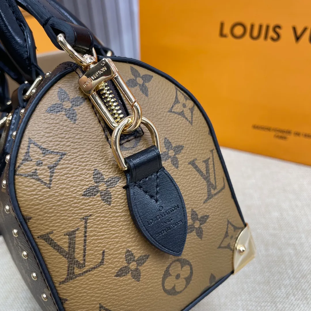 [Upgraded version] P560💰💞Upgraded version🎁 Comes with a full set of packaging, the counter’s 2025 early spring new product, catwalk model model M46881🐶SIDE TRUNK handbag Nicolas Ghesquière repeatedly explored Louis Vuitton’s box-making heritage and created this Side Trunk medium handbag. Monogram canvas is combined with leather trim, and the leather zipper puller creatively connects to the iconic S-lock, and the reinforced metal corners gather the eye. The wide handles and leather spaghetti strap are removable. Size: 20*13*12