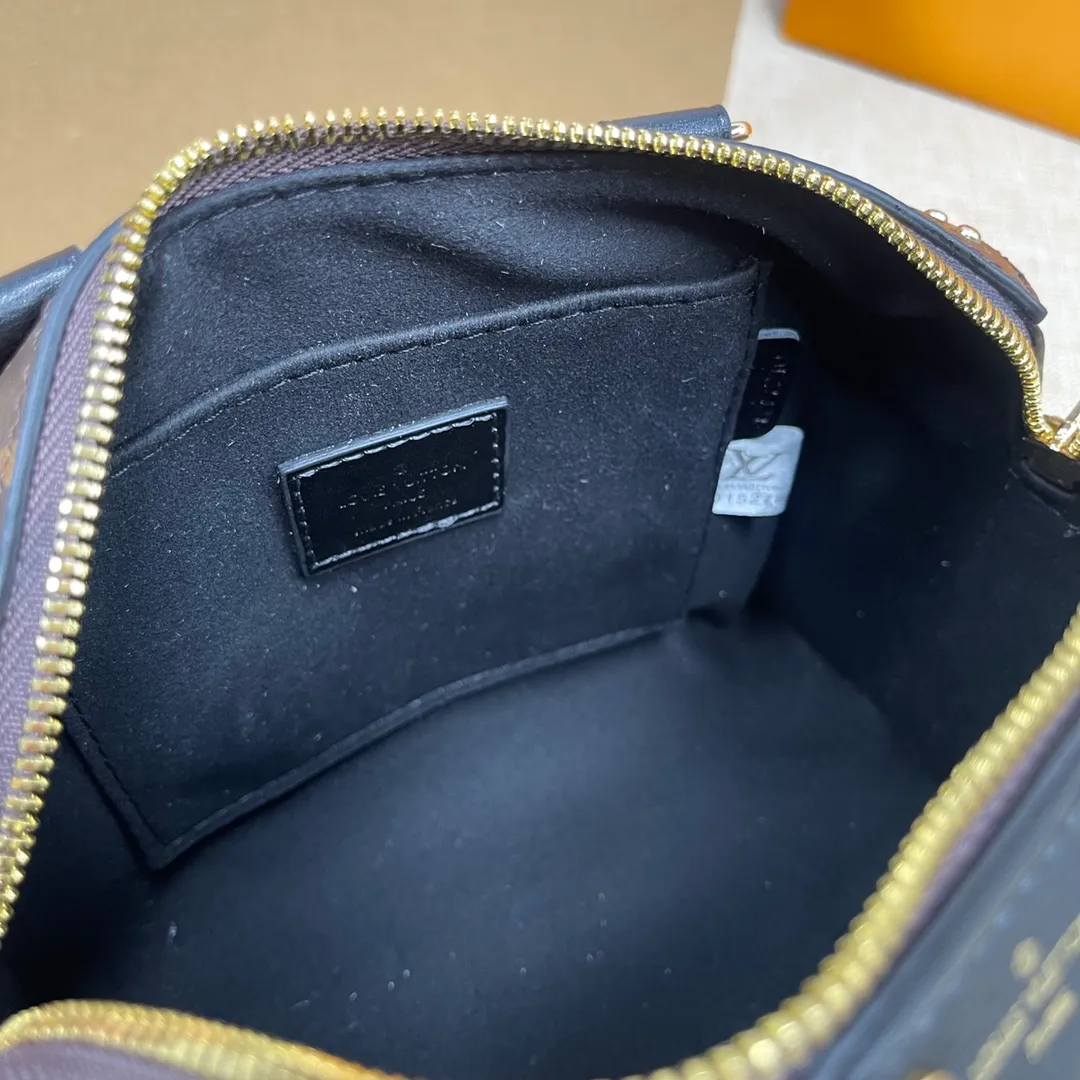 [Upgraded version] P560💰💞Upgraded version🎁 Comes with a full set of packaging, the counter’s 2025 early spring new product, catwalk model model M46881🐶SIDE TRUNK handbag Nicolas Ghesquière repeatedly explored Louis Vuitton’s box-making heritage and created this Side Trunk medium handbag. Monogram canvas is combined with leather trim, and the leather zipper puller creatively connects to the iconic S-lock, and the reinforced metal corners gather the eye. The wide handles and leather spaghetti strap are removable. Size: 20*13*12