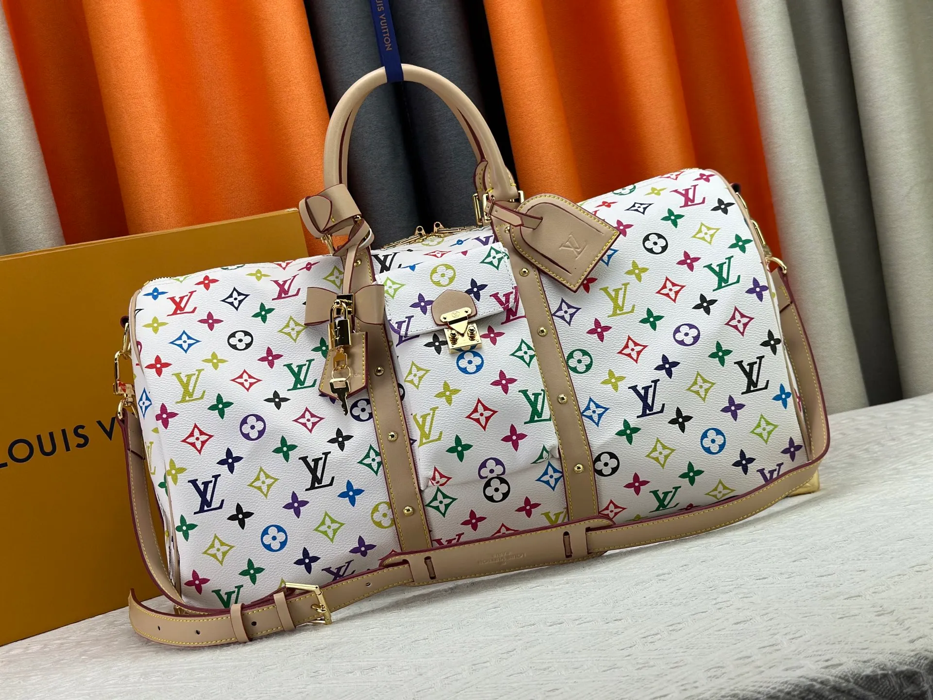 P480 ✨Guangzhou goods M13742 white color black color travel bag new season LV x TM KEEPALL BANDOULIÈRE 45 travel bag This Keepall Bandoulière 45 Jh travel bag is from the Louis Vuitton The S-lock buckle and glossy metal corners on the front pocket establish a classic foundation, while the rivet ribbon and bow-shaped key bag highlight the new season trend. 27 x 20 x 45 cm.