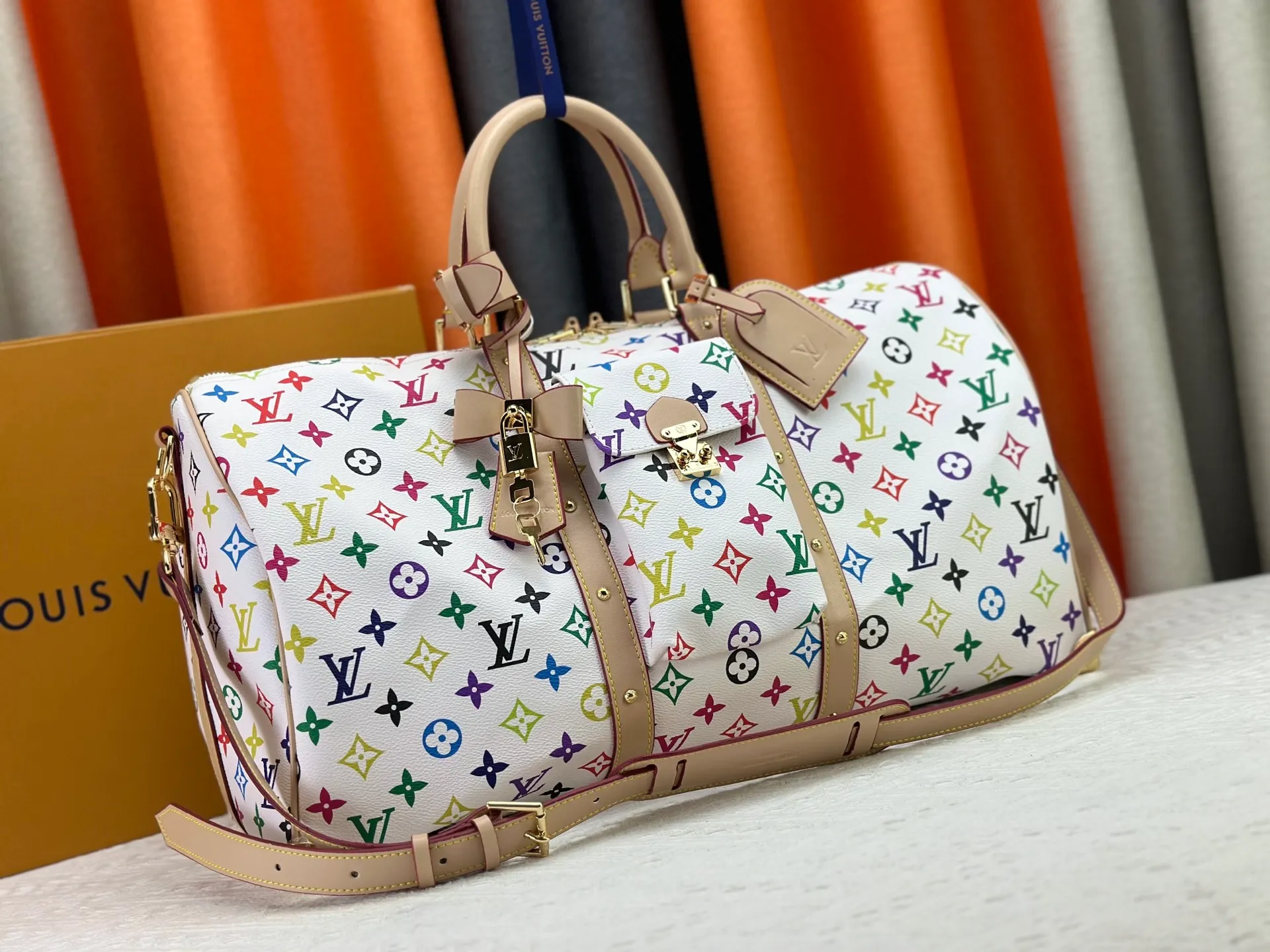 P480 ✨Guangzhou goods M13742 white color black color travel bag new season LV x TM KEEPALL BANDOULIÈRE 45 travel bag This Keepall Bandoulière 45 Jh travel bag is from the Louis Vuitton The S-lock buckle and glossy metal corners on the front pocket establish a classic foundation, while the rivet ribbon and bow-shaped key bag highlight the new season trend. 27 x 20 x 45 cm.
