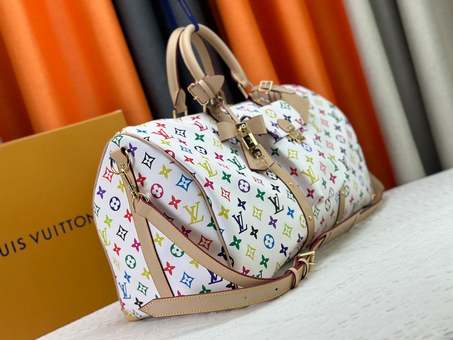 P480 ✨Guangzhou goods M13742 white color black color travel bag new season LV x TM KEEPALL BANDOULIÈRE 45 travel bag This Keepall Bandoulière 45 Jh travel bag is from the Louis Vuitton The S-lock buckle and glossy metal corners on the front pocket establish a classic foundation, while the rivet ribbon and bow-shaped key bag highlight the new season trend. 27 x 20 x 45 cm.