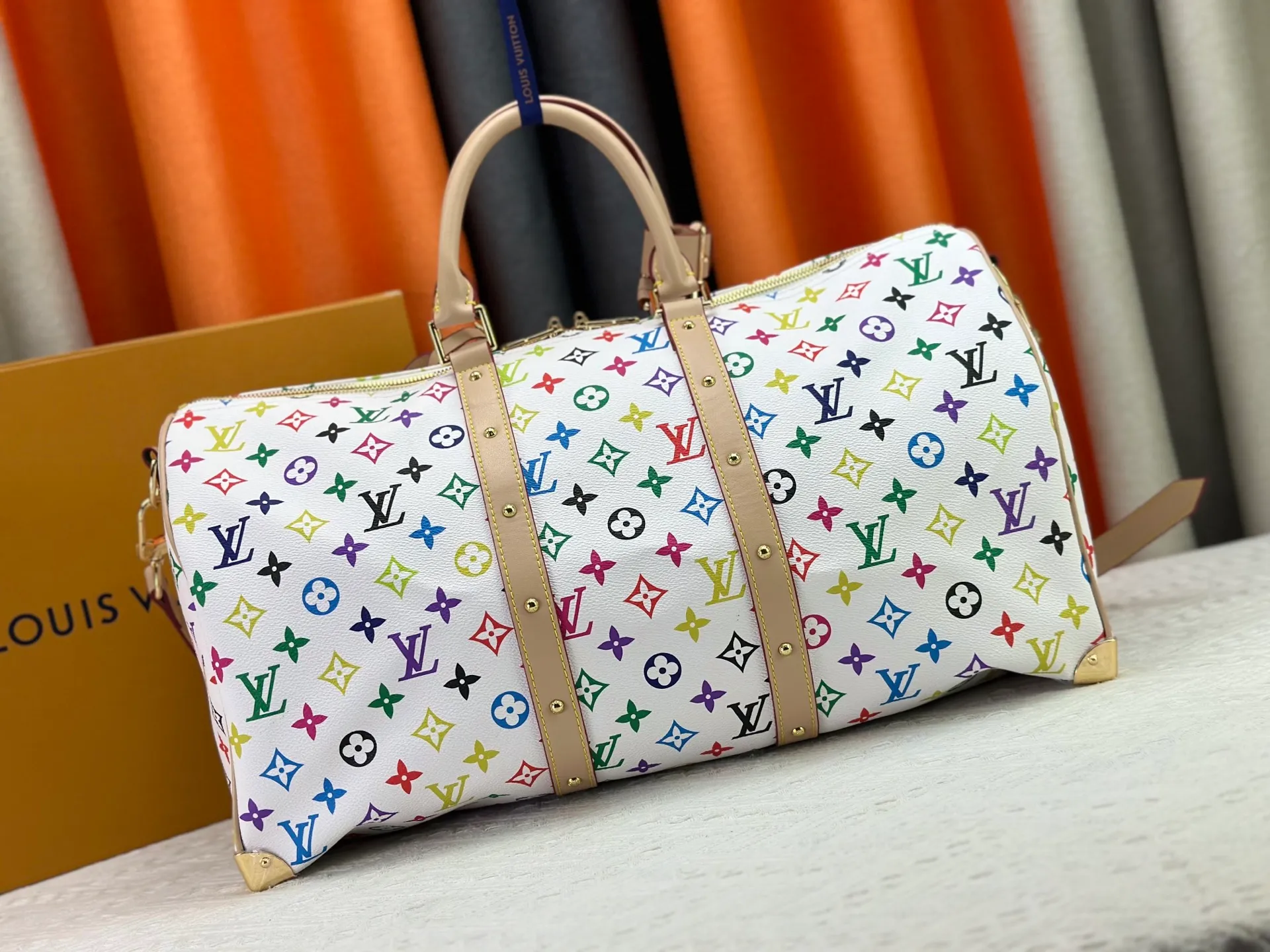 P480 ✨Guangzhou goods M13742 white color black color travel bag new season LV x TM KEEPALL BANDOULIÈRE 45 travel bag This Keepall Bandoulière 45 Jh travel bag is from the Louis Vuitton The S-lock buckle and glossy metal corners on the front pocket establish a classic foundation, while the rivet ribbon and bow-shaped key bag highlight the new season trend. 27 x 20 x 45 cm.