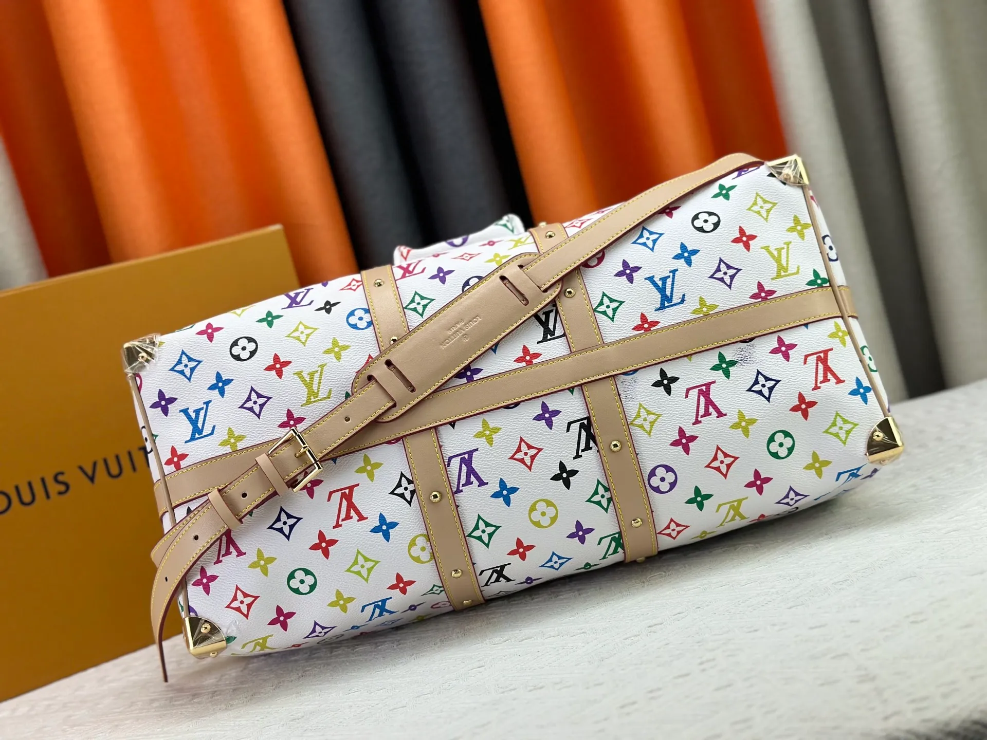 P480 ✨Guangzhou goods M13742 white color black color travel bag new season LV x TM KEEPALL BANDOULIÈRE 45 travel bag This Keepall Bandoulière 45 Jh travel bag is from the Louis Vuitton The S-lock buckle and glossy metal corners on the front pocket establish a classic foundation, while the rivet ribbon and bow-shaped key bag highlight the new season trend. 27 x 20 x 45 cm.