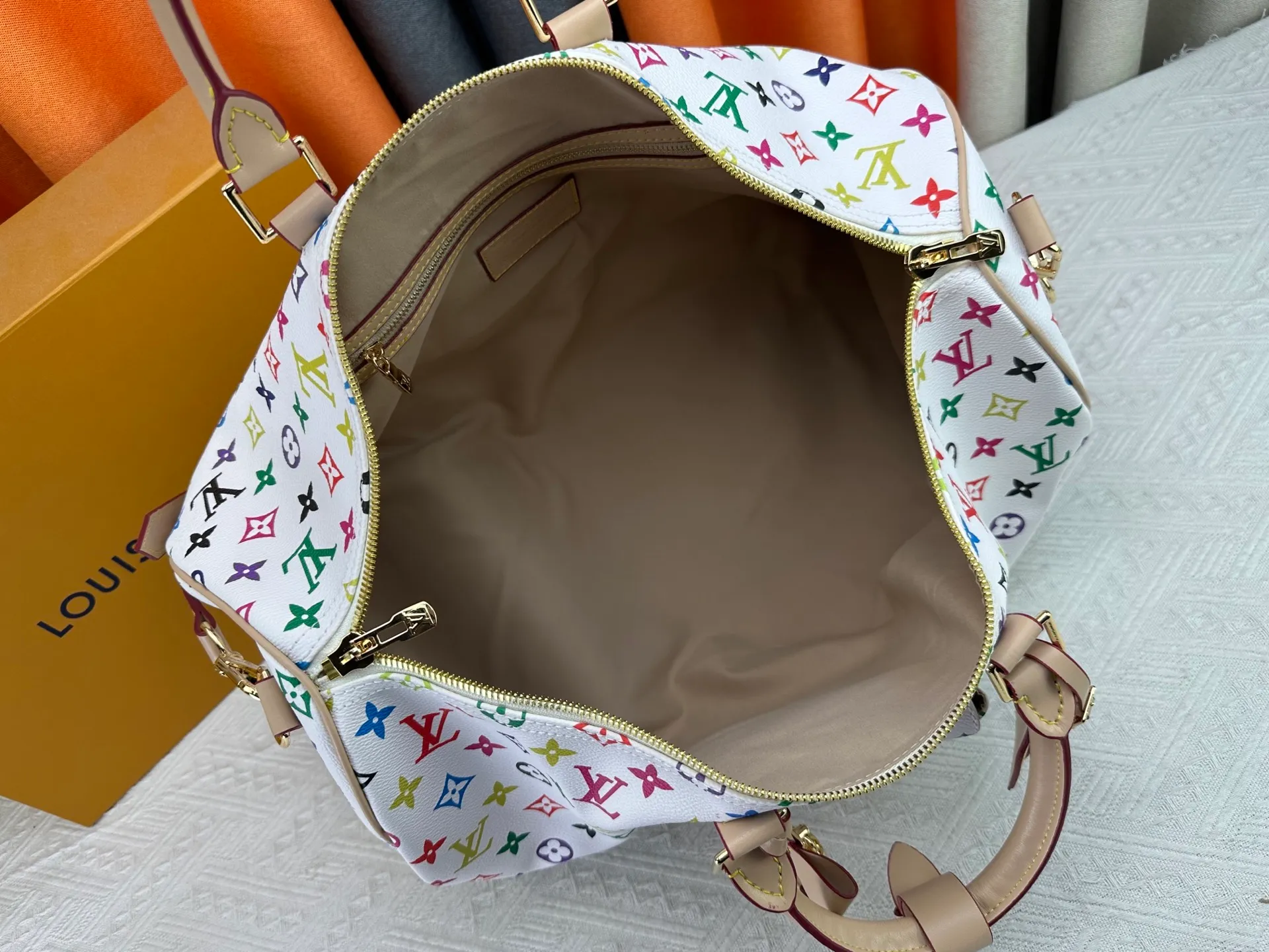 P480 ✨Guangzhou goods M13742 white color black color travel bag new season LV x TM KEEPALL BANDOULIÈRE 45 travel bag This Keepall Bandoulière 45 Jh travel bag is from the Louis Vuitton The S-lock buckle and glossy metal corners on the front pocket establish a classic foundation, while the rivet ribbon and bow-shaped key bag highlight the new season trend. 27 x 20 x 45 cm.