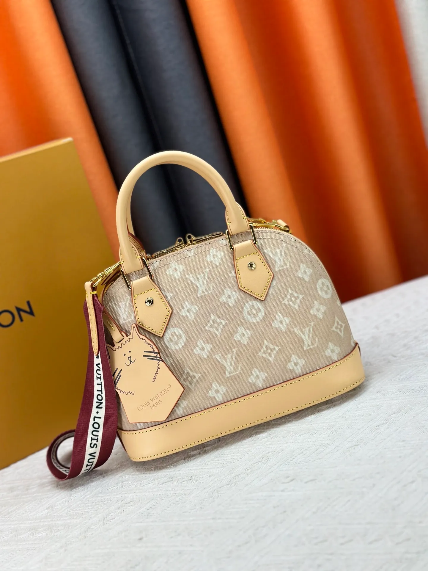 P260 Alma BB handbag M99021 M82348 M53152 M25728 M53151 A creative work of Louis Vuitton's Catogram series, the Alma BB handbag is made of light beige denim material and is engraved with the brand's iconic Monogram pattern, showing a retro style. Paired with beige leather trim and gold hardware, the classic shell bag shape incorporates cute cat charms, injecting vitality into the overall look. Equipped with a detachable shoulder strap, it can be carried by hand or cross-body to meet a variety of dressing needs. From daily outings to casual luxury socializing, it combines retro texture and cute design to become an eye-catching item that shows personality and taste. It is a fashionable choice for those who love cute style and classic design. Size: 23.5x17x11cm