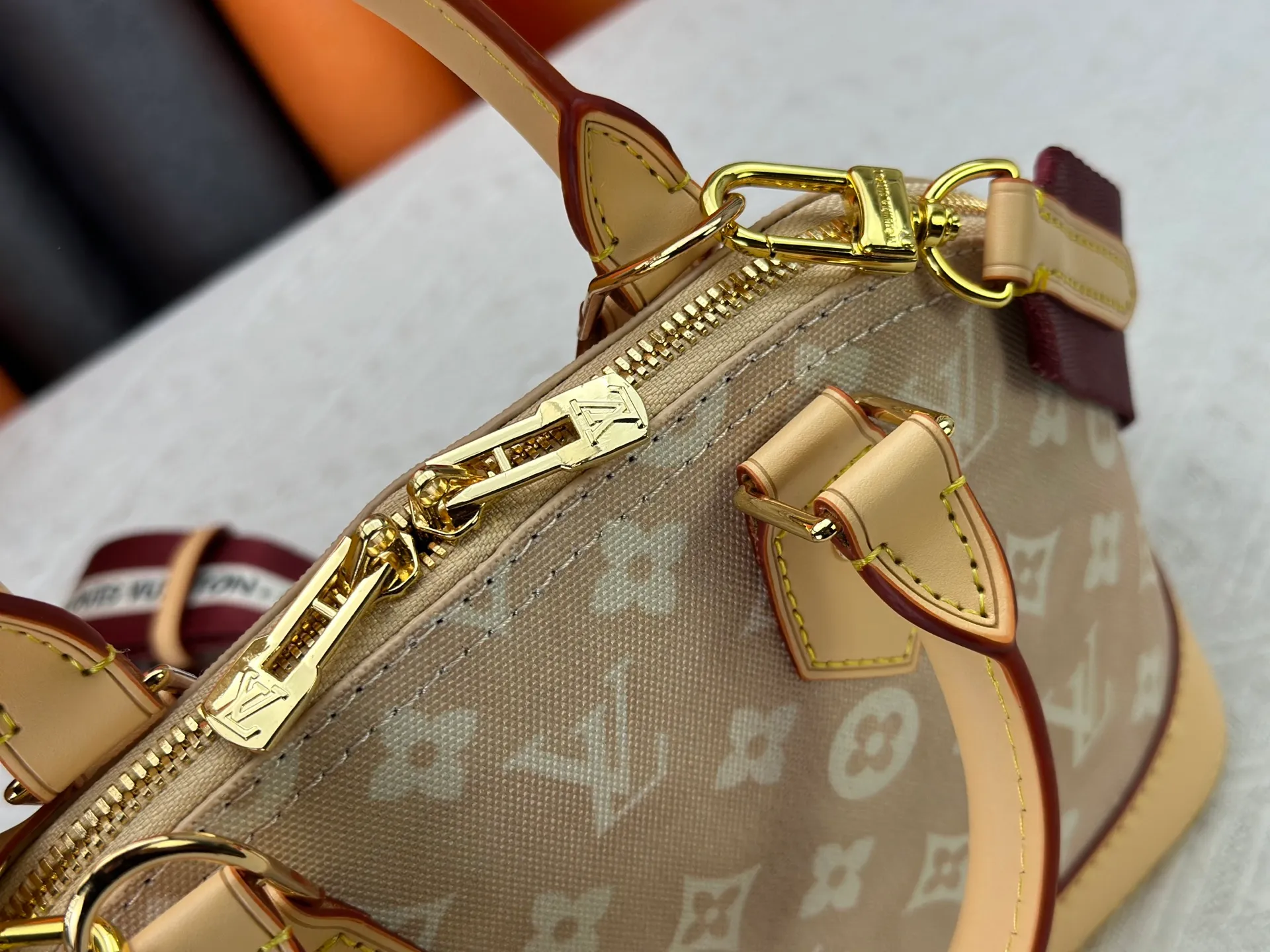 P260 Alma BB handbag M99021 M82348 M53152 M25728 M53151 A creative work of Louis Vuitton's Catogram series, the Alma BB handbag is made of light beige denim material and is engraved with the brand's iconic Monogram pattern, showing a retro style. Paired with beige leather trim and gold hardware, the classic shell bag shape incorporates cute cat charms, injecting vitality into the overall look. Equipped with a detachable shoulder strap, it can be carried by hand or cross-body to meet a variety of dressing needs. From daily outings to casual luxury socializing, it combines retro texture and cute design to become an eye-catching item that shows personality and taste. It is a fashionable choice for those who love cute style and classic design. Size: 23.5x17x11cm