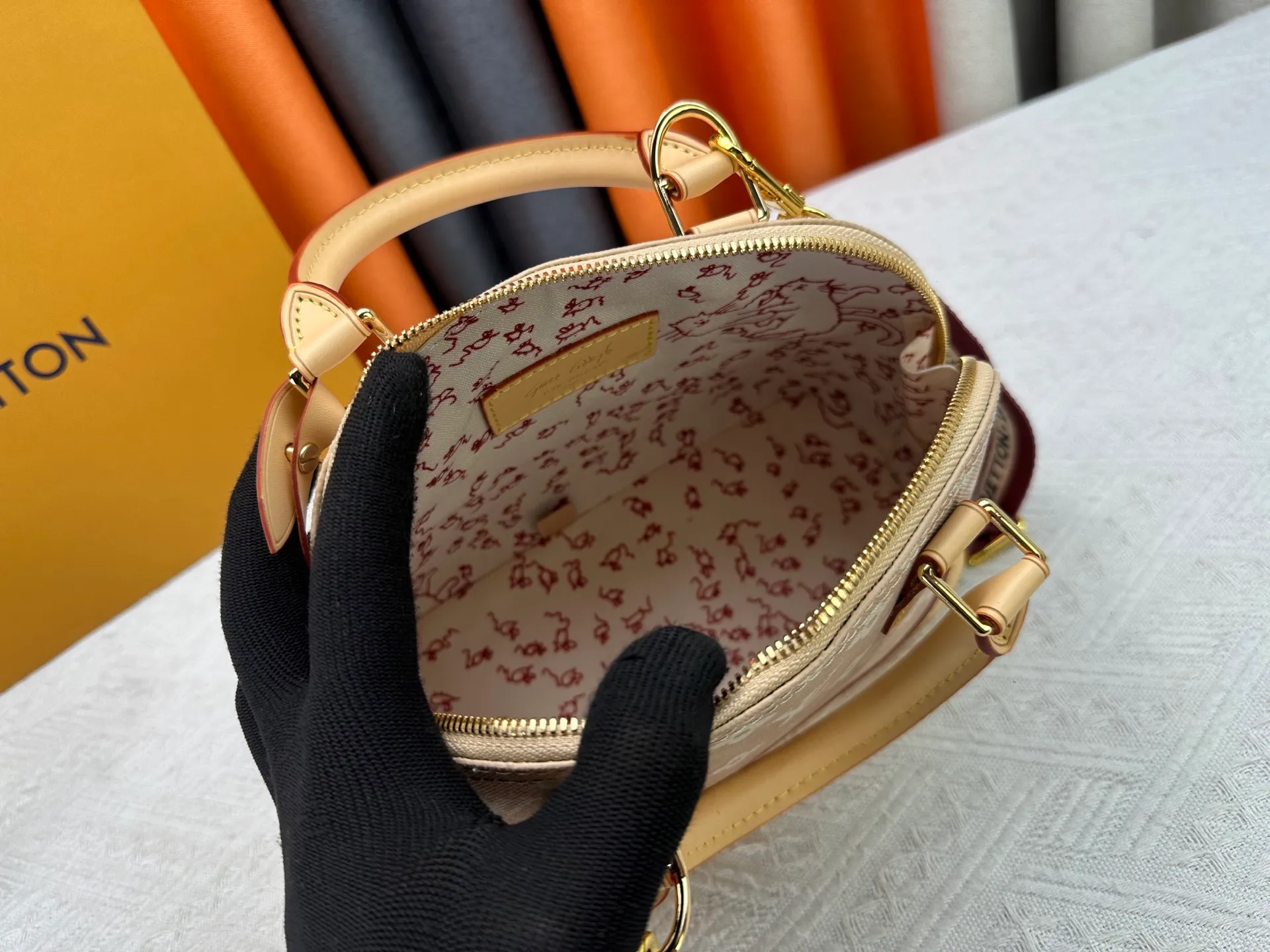 P260 Alma BB handbag M99021 M82348 M53152 M25728 M53151 A creative work of Louis Vuitton's Catogram series, the Alma BB handbag is made of light beige denim material and is engraved with the brand's iconic Monogram pattern, showing a retro style. Paired with beige leather trim and gold hardware, the classic shell bag shape incorporates cute cat charms, injecting vitality into the overall look. Equipped with a detachable shoulder strap, it can be carried by hand or cross-body to meet a variety of dressing needs. From daily outings to casual luxury socializing, it combines retro texture and cute design to become an eye-catching item that shows personality and taste. It is a fashionable choice for those who love cute style and classic design. Size: 23.5x17x11cm