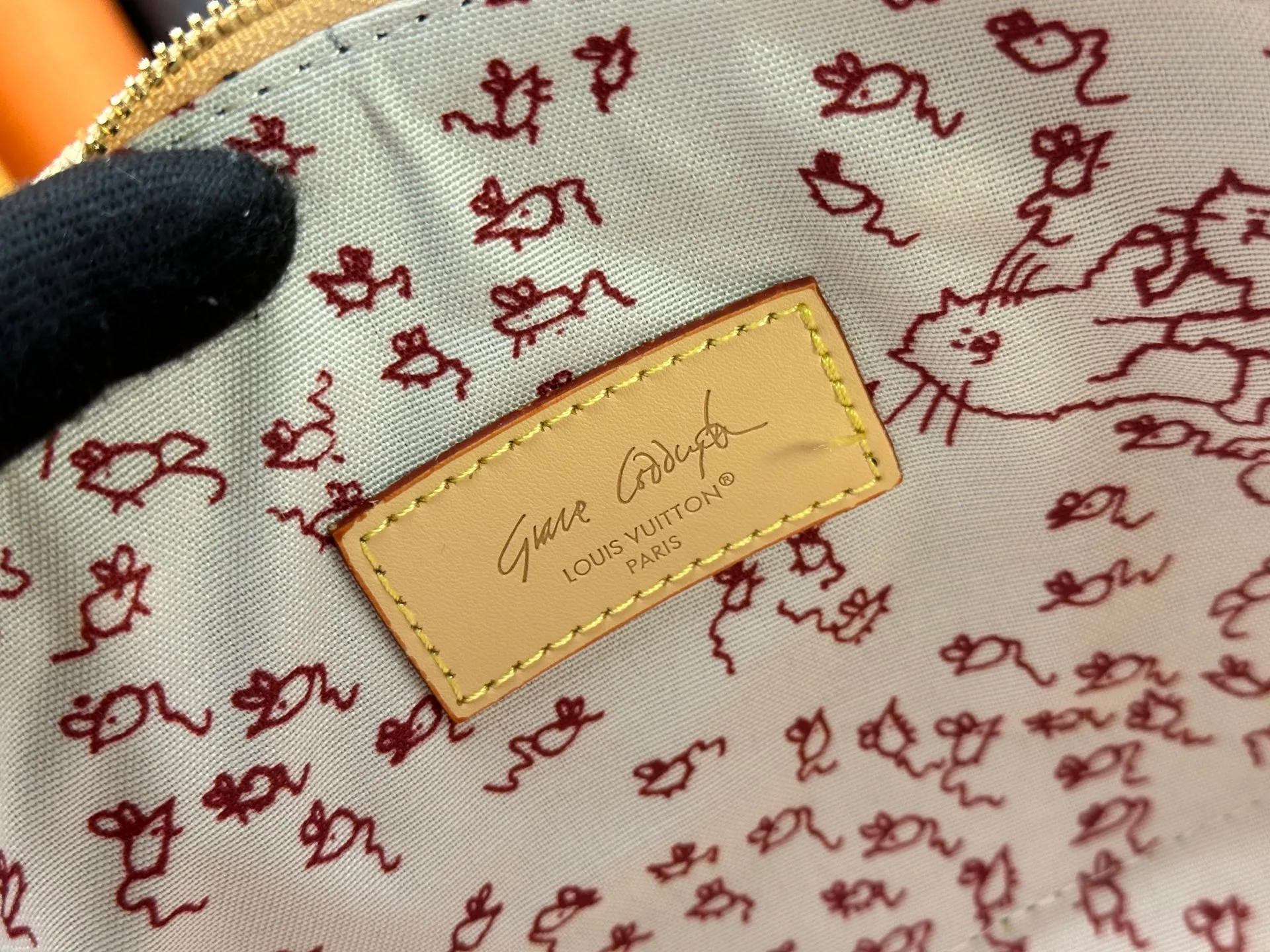 P260 Alma BB handbag M99021 M82348 M53152 M25728 M53151 A creative work of Louis Vuitton's Catogram series, the Alma BB handbag is made of light beige denim material and is engraved with the brand's iconic Monogram pattern, showing a retro style. Paired with beige leather trim and gold hardware, the classic shell bag shape incorporates cute cat charms, injecting vitality into the overall look. Equipped with a detachable shoulder strap, it can be carried by hand or cross-body to meet a variety of dressing needs. From daily outings to casual luxury socializing, it combines retro texture and cute design to become an eye-catching item that shows personality and taste. It is a fashionable choice for those who love cute style and classic design. Size: 23.5x17x11cm