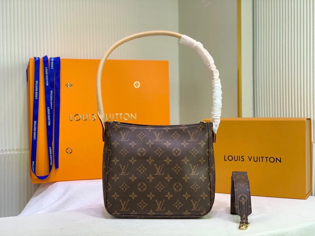 Batch 300💰supermodel bella’s same style🔥🔥LV round handle shoulder bag! Exclusive ⛱️delivery wide shoulder strap! 🔥102212# A very attractive and practical bag! ! looping series A rare round handle shoulder bag from Lvjia! Very chic ❤️❤️ The inside is made of brown cloth, so you won’t be afraid of aging no matter how long you store it! The capacity is sufficient. You can recite the style of a big name in minutes. Size: 26 excluding handle