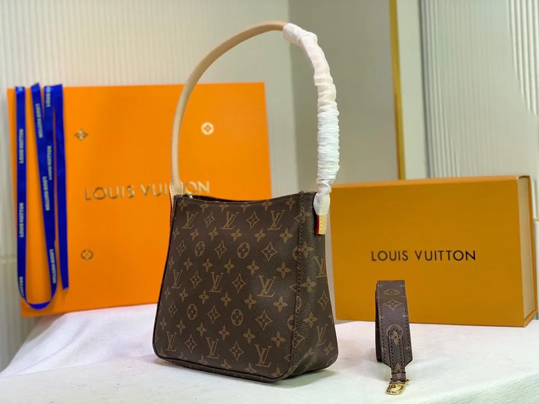 Batch 300💰supermodel bella’s same style🔥🔥LV round handle shoulder bag! Exclusive ⛱️delivery wide shoulder strap! 🔥102212# A very attractive and practical bag! ! looping series A rare round handle shoulder bag from Lvjia! Very chic ❤️❤️ The inside is made of brown cloth, so you won’t be afraid of aging no matter how long you store it! The capacity is sufficient. You can recite the style of a big name in minutes. Size: 26 excluding handle