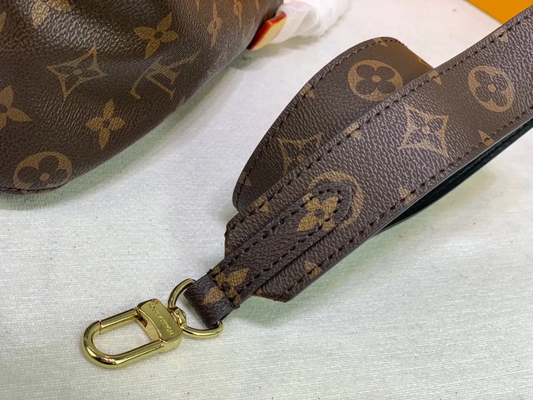Batch 300💰supermodel bella’s same style🔥🔥LV round handle shoulder bag! Exclusive ⛱️delivery wide shoulder strap! 🔥102212# A very attractive and practical bag! ! looping series A rare round handle shoulder bag from Lvjia! Very chic ❤️❤️ The inside is made of brown cloth, so you won’t be afraid of aging no matter how long you store it! The capacity is sufficient. You can recite the style of a big name in minutes. Size: 26 excluding handle