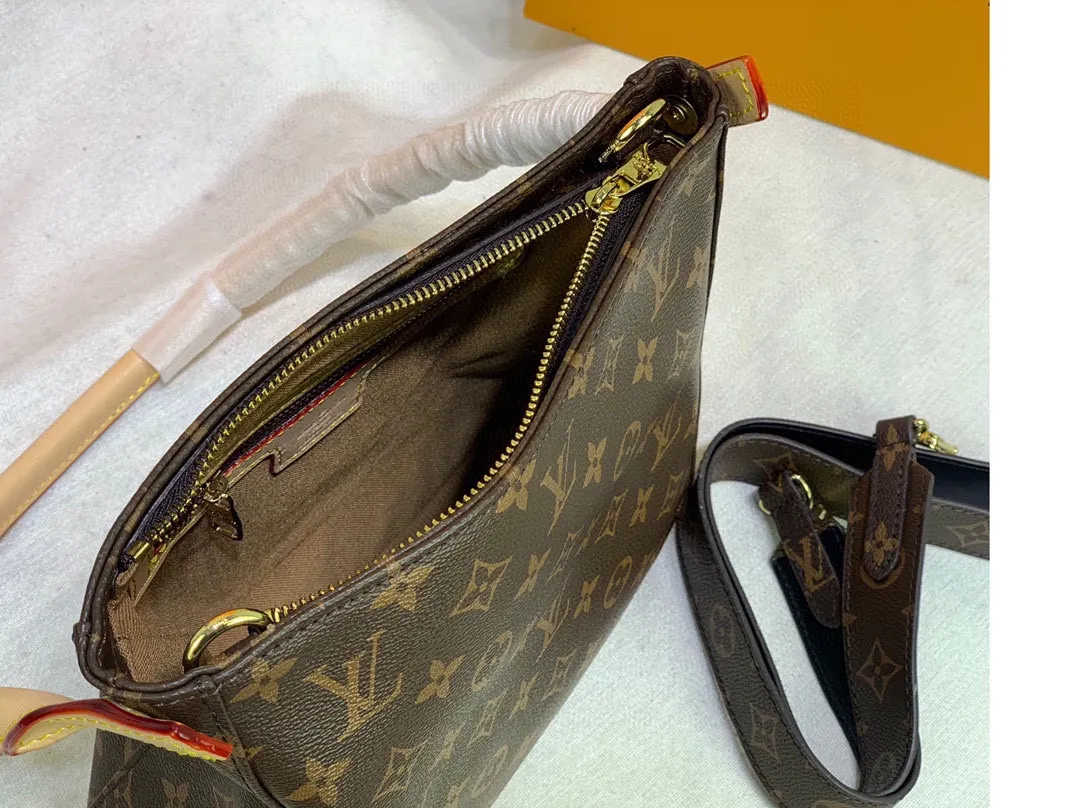 Batch 300💰supermodel bella’s same style🔥🔥LV round handle shoulder bag! Exclusive ⛱️delivery wide shoulder strap! 🔥102212# A very attractive and practical bag! ! looping series A rare round handle shoulder bag from Lvjia! Very chic ❤️❤️ The inside is made of brown cloth, so you won’t be afraid of aging no matter how long you store it! The capacity is sufficient. You can recite the style of a big name in minutes. Size: 26 excluding handle
