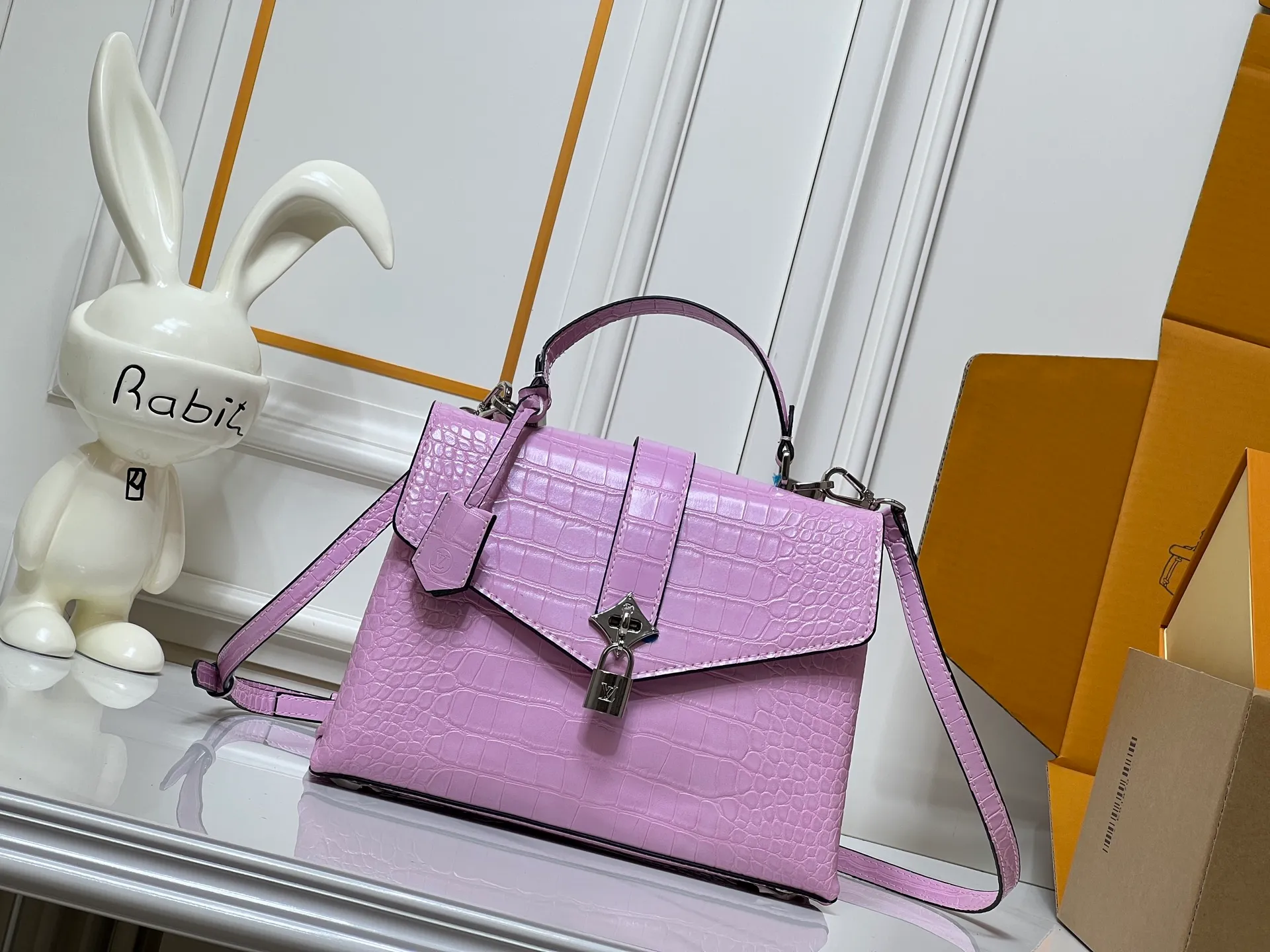 Batch 300💰M80527 N82033.N98925 Crocodile Black N98928.N80432 Crocodile Pink N99017 Crocodile Gray N84714 Himalaya N86012 Black with Crocodile Rose des Vents small handbag is made of smooth and grained calfskin to outline elegant lines, embellished with golden LV padlocks to shine. Clever use of the top handle and detachable and adjustable shoulder strap create an elegant elbow or practical cross-body style for everyday travel. Medium size Length 27 Width 11 Height 19