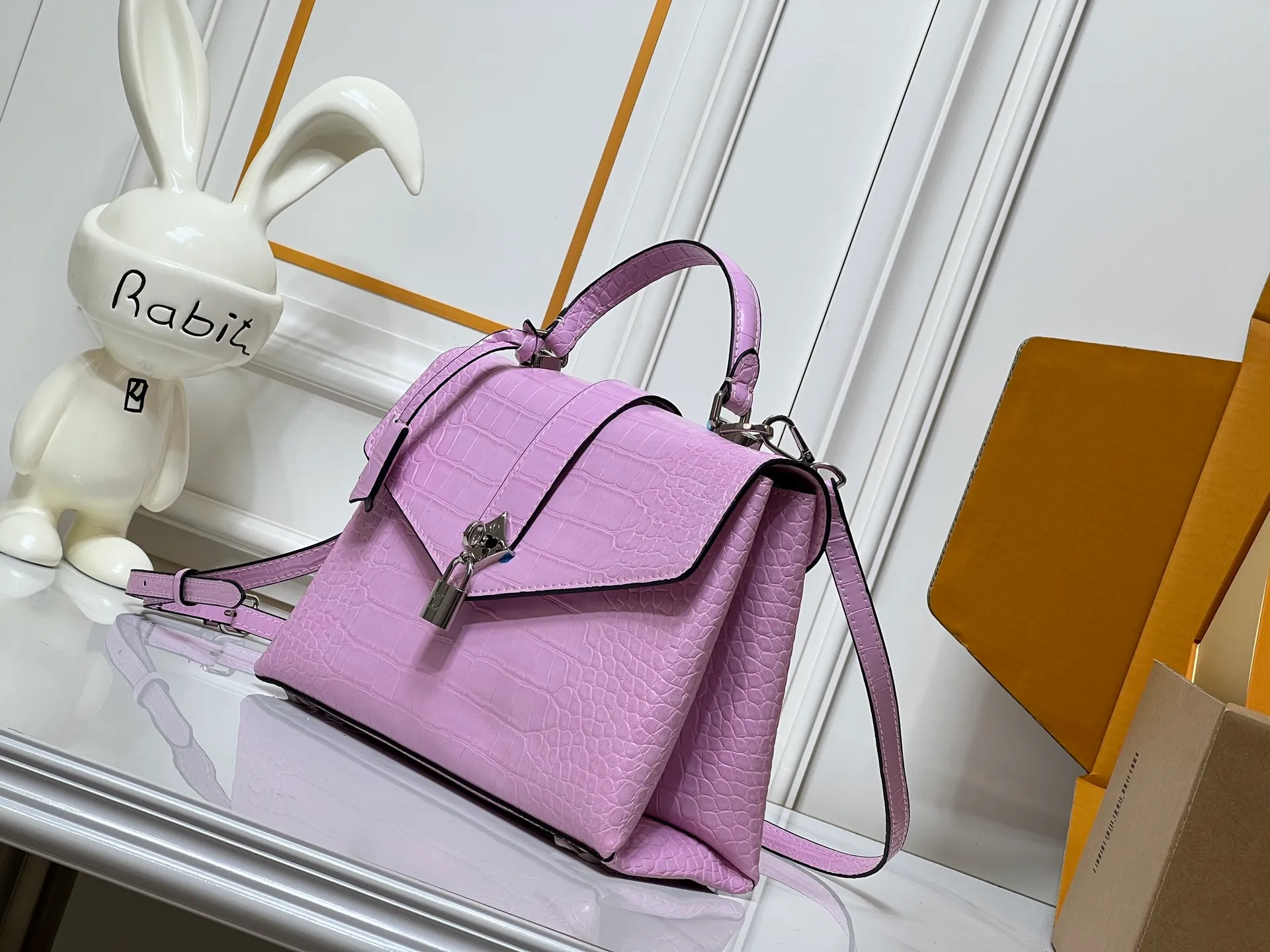 Batch 300💰M80527 N82033.N98925 Crocodile Black N98928.N80432 Crocodile Pink N99017 Crocodile Gray N84714 Himalaya N86012 Black with Crocodile Rose des Vents small handbag is made of smooth and grained calfskin to outline elegant lines, embellished with golden LV padlocks to shine. Clever use of the top handle and detachable and adjustable shoulder strap create an elegant elbow or practical cross-body style for everyday travel. Medium size Length 27 Width 11 Height 19
