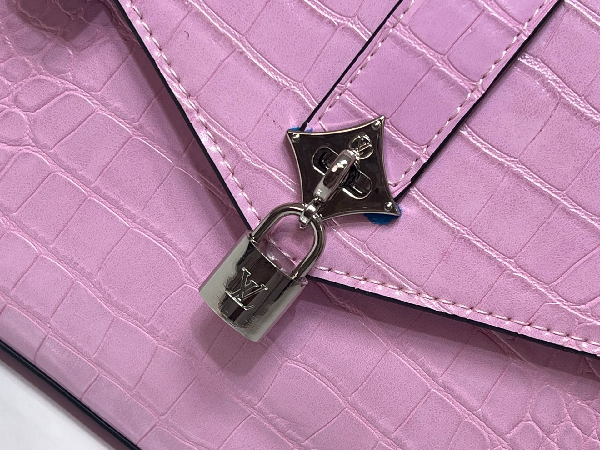 Batch 300💰M80527 N82033.N98925 Crocodile Black N98928.N80432 Crocodile Pink N99017 Crocodile Gray N84714 Himalaya N86012 Black with Crocodile Rose des Vents small handbag is made of smooth and grained calfskin to outline elegant lines, embellished with golden LV padlocks to shine. Clever use of the top handle and detachable and adjustable shoulder strap create an elegant elbow or practical cross-body style for everyday travel. Medium size Length 27 Width 11 Height 19