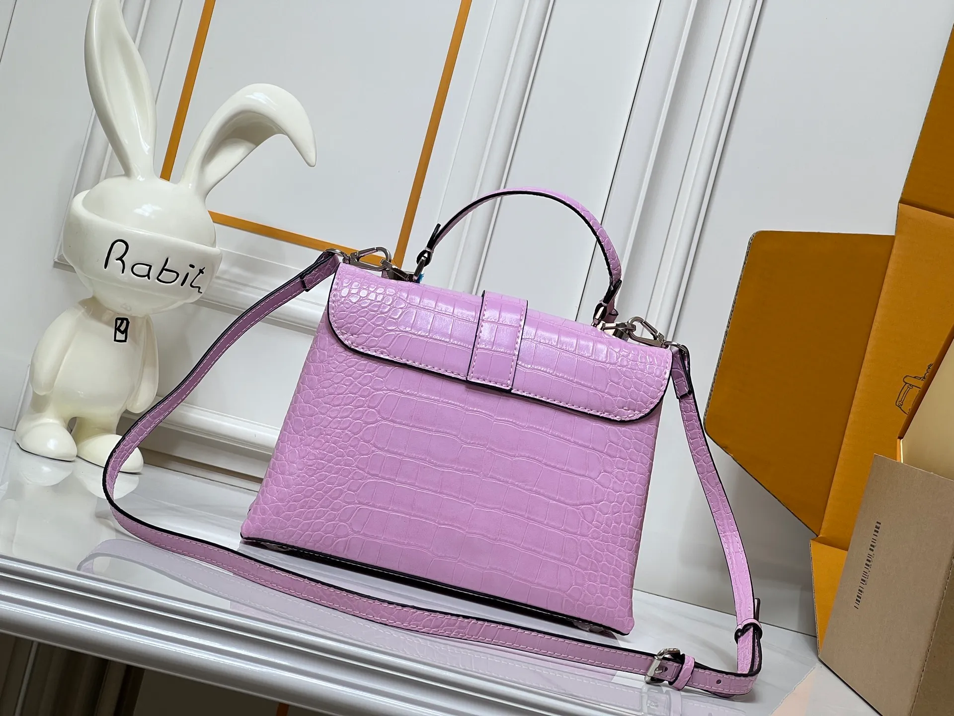 Batch 300💰M80527 N82033.N98925 Crocodile Black N98928.N80432 Crocodile Pink N99017 Crocodile Gray N84714 Himalaya N86012 Black with Crocodile Rose des Vents small handbag is made of smooth and grained calfskin to outline elegant lines, embellished with golden LV padlocks to shine. Clever use of the top handle and detachable and adjustable shoulder strap create an elegant elbow or practical cross-body style for everyday travel. Medium size Length 27 Width 11 Height 19