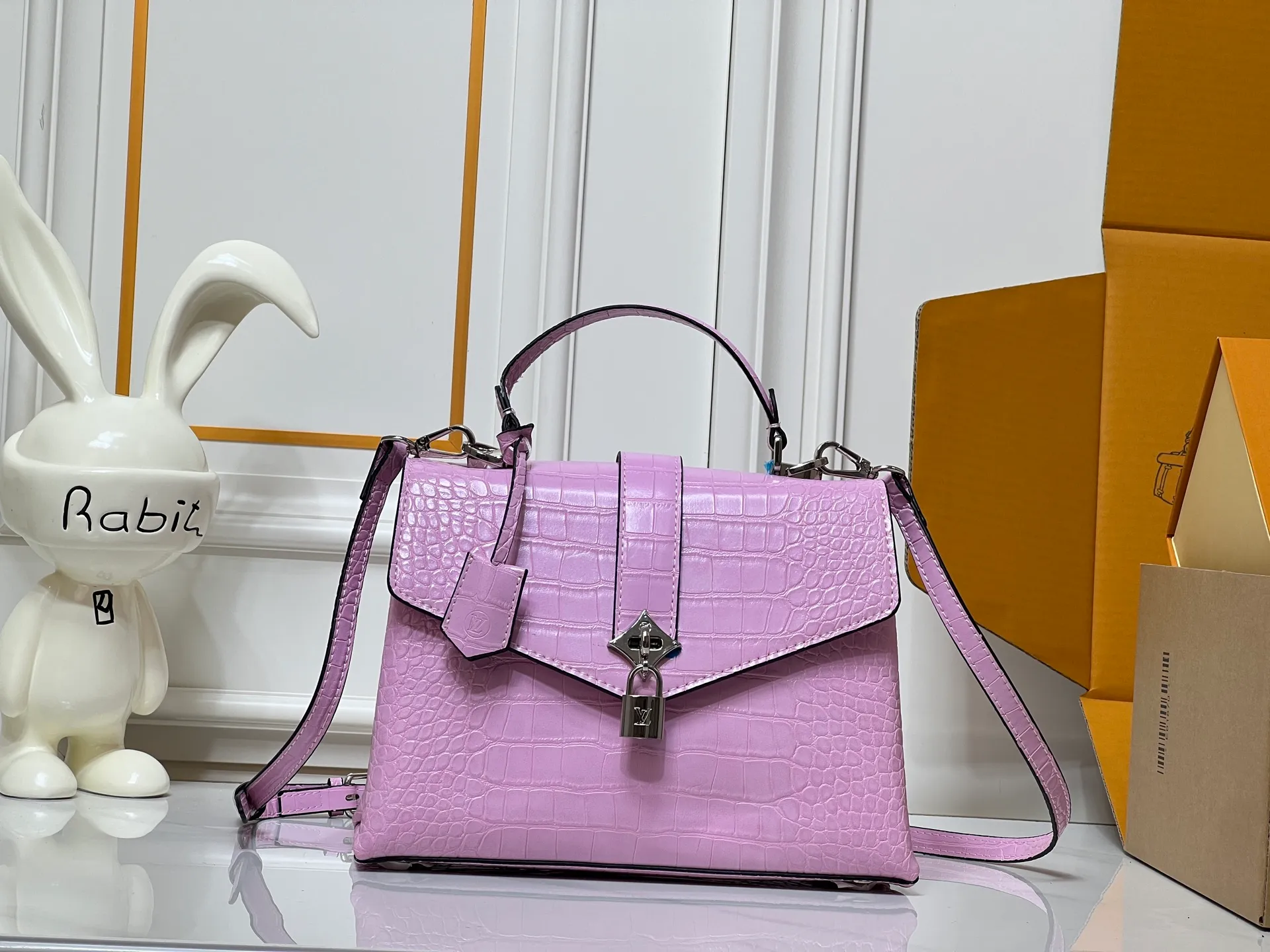 Batch 300💰M80527 N82033.N98925 Crocodile Black N98928.N80432 Crocodile Pink N99017 Crocodile Gray N84714 Himalaya N86012 Black with Crocodile Rose des Vents small handbag is made of smooth and grained calfskin to outline elegant lines, embellished with golden LV padlocks to shine. Clever use of the top handle and detachable and adjustable shoulder strap create an elegant elbow or practical cross-body style for everyday travel. Medium size Length 27 Width 11 Height 19