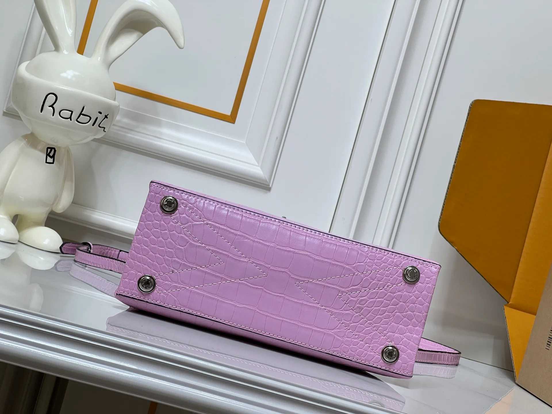 Batch 300💰M80527 N82033.N98925 Crocodile Black N98928.N80432 Crocodile Pink N99017 Crocodile Gray N84714 Himalaya N86012 Black with Crocodile Rose des Vents small handbag is made of smooth and grained calfskin to outline elegant lines, embellished with golden LV padlocks to shine. Clever use of the top handle and detachable and adjustable shoulder strap create an elegant elbow or practical cross-body style for everyday travel. Medium size Length 27 Width 11 Height 19