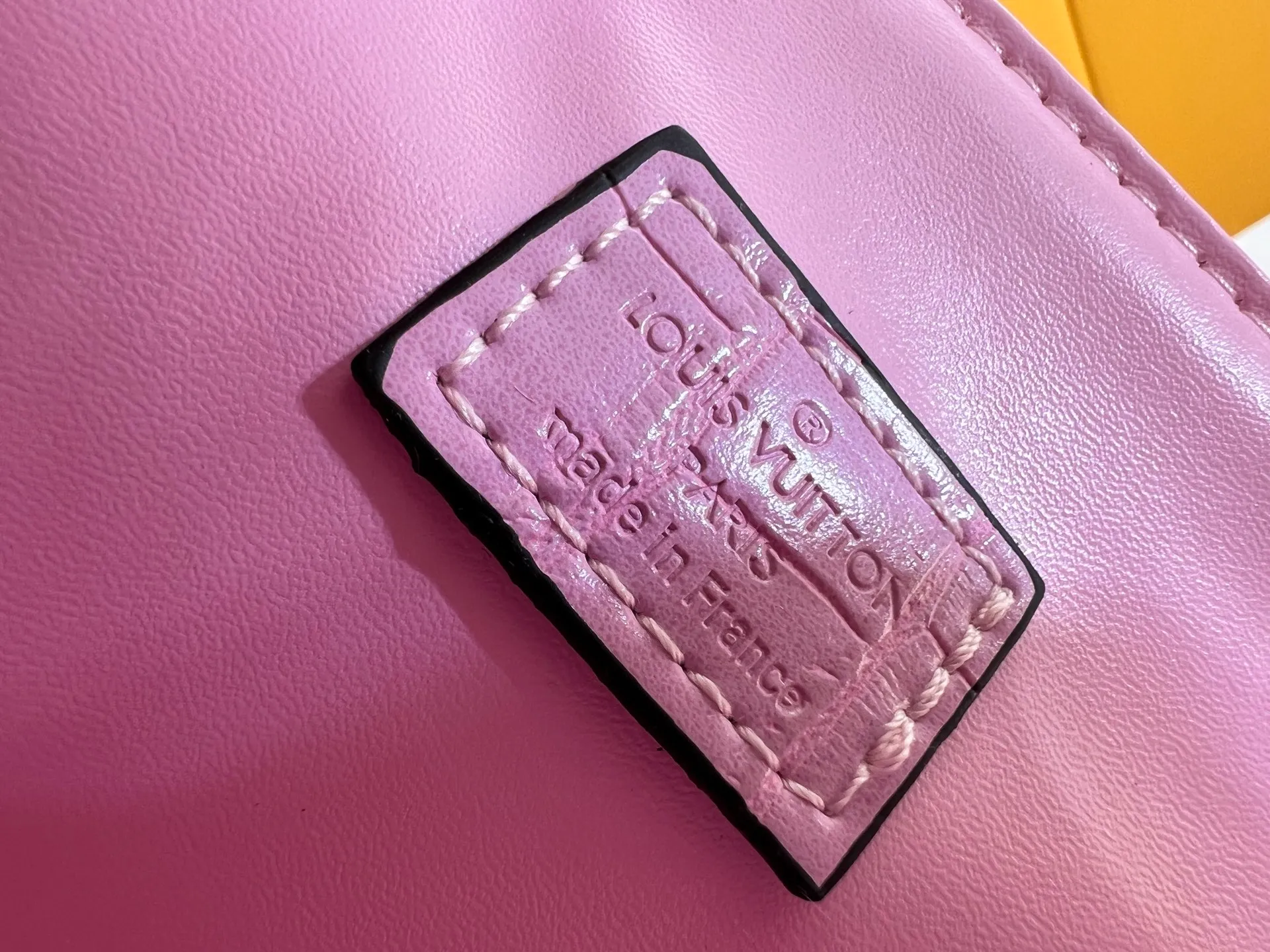 Batch 300💰M80527 N82033.N98925 Crocodile Black N98928.N80432 Crocodile Pink N99017 Crocodile Gray N84714 Himalaya N86012 Black with Crocodile Rose des Vents small handbag is made of smooth and grained calfskin to outline elegant lines, embellished with golden LV padlocks to shine. Clever use of the top handle and detachable and adjustable shoulder strap create an elegant elbow or practical cross-body style for everyday travel. Medium size Length 27 Width 11 Height 19