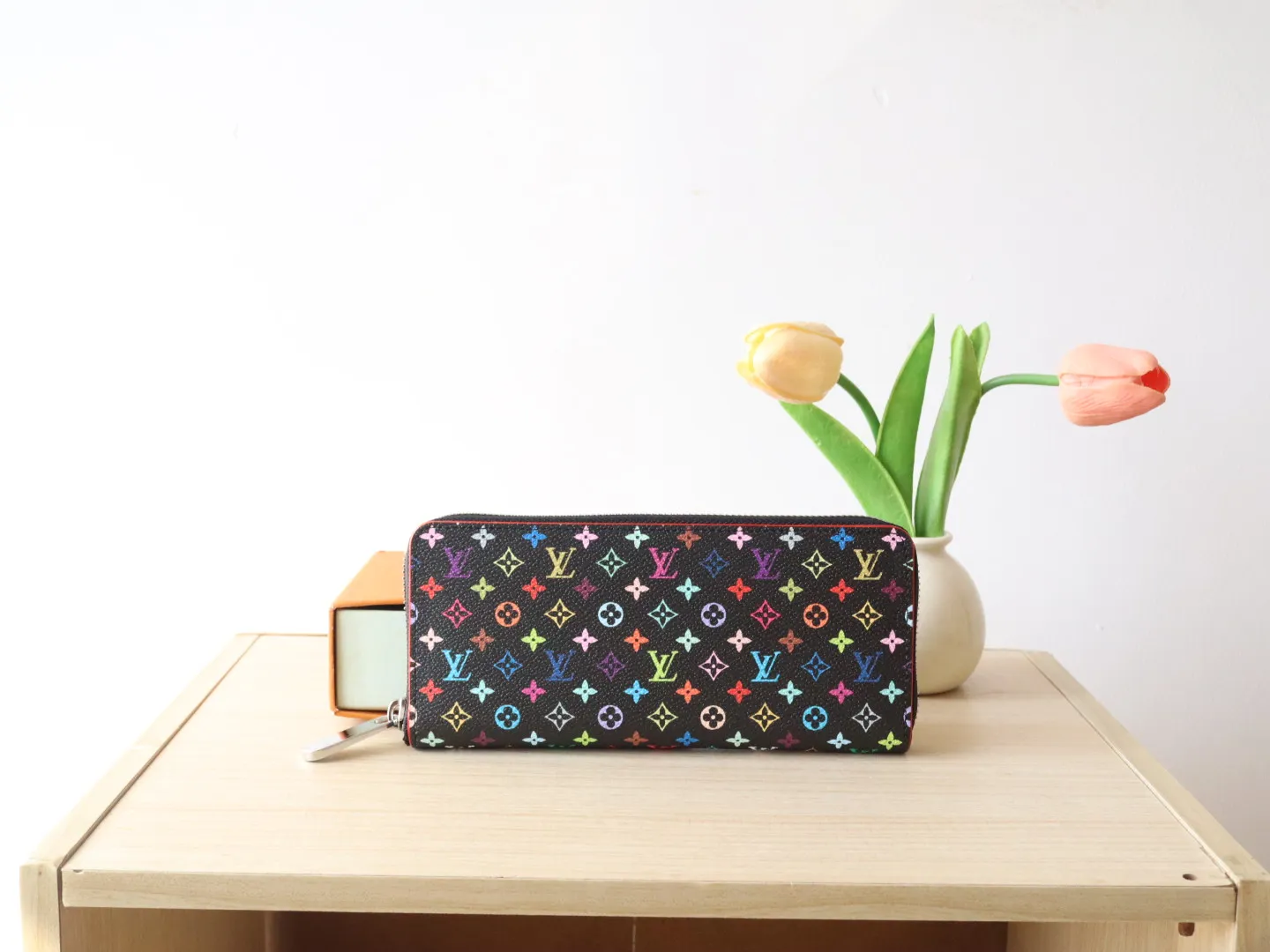 13408 tri-color single pull 🌟 P94 wallet series Zippy Ld zipper wallet This Monogram print is interpreted in 33 colorful colors. In 2025, Takashi Murakami and LV jointly launched the white tri-color and black tri-color. It was launched in twelve pieces and became popular around the world. It is loved by celebrities and celebrities. It is lively, childlike and friendly. This women's wallet is composed of a zipper bag and a detachable wallet. It has eight card slots, which can be loaded with cards and daily miscellaneous items at any time. The long clip is compact in size, but its storage capacity is not to be underestimated. It can be stored in any handbag! Size: 20*9*2cm.