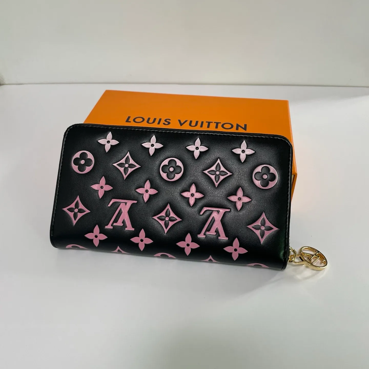 Factory price 540 [Top original order] M12152 This LV Ski series zipper wallet has a pillow-like soft texture, and the design is taken from the brand's Coussin series handbags, creating a distinctive style. The wallet is made of classic Monogram embossed lambskin and is embellished with gold-tone hardware, including the iconic LV Circle logo zipper design.  19.5 x 10.5 x 2.5 cm