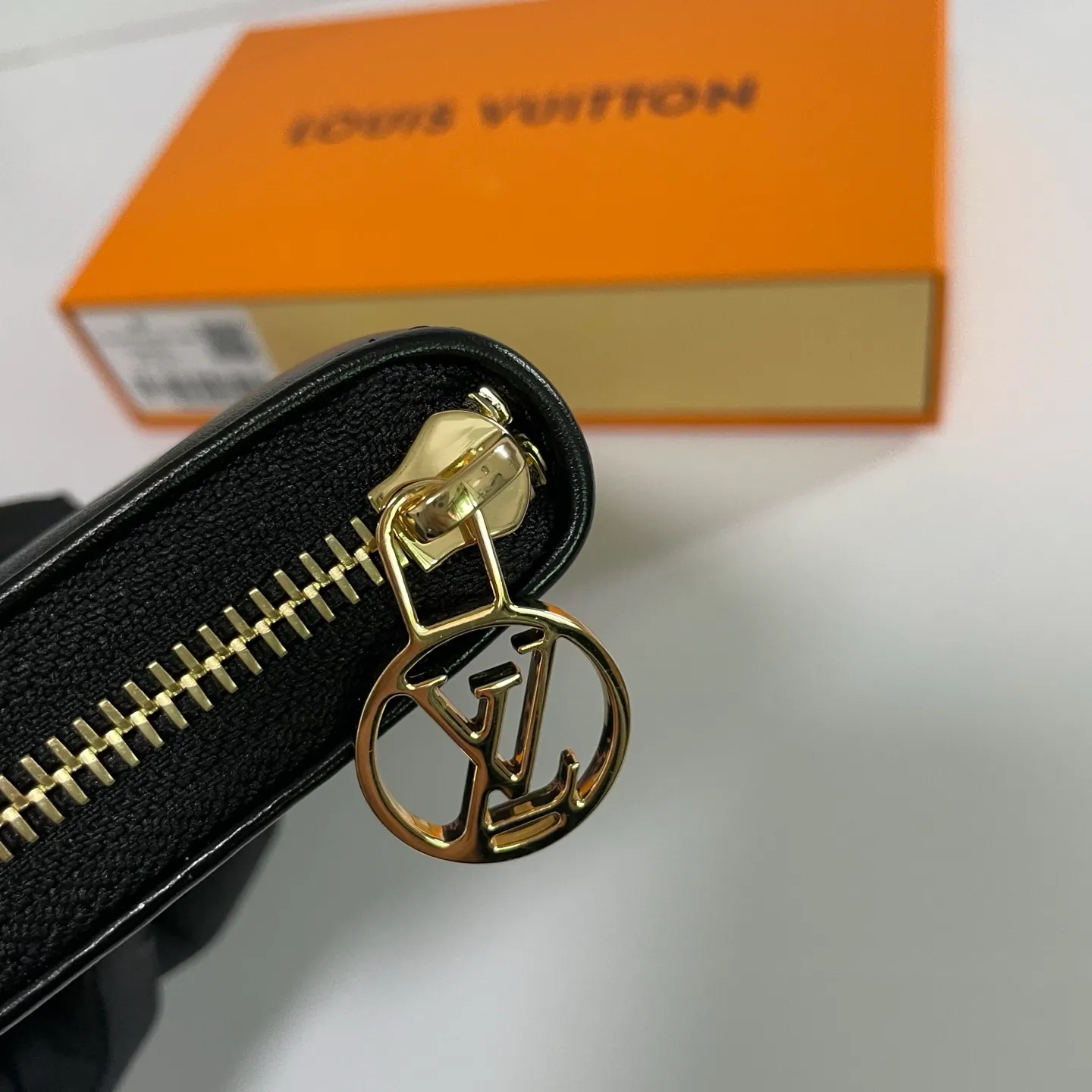 Factory price 540 [Top original order] M12152 This LV Ski series zipper wallet has a pillow-like soft texture, and the design is taken from the brand's Coussin series handbags, creating a distinctive style. The wallet is made of classic Monogram embossed lambskin and is embellished with gold-tone hardware, including the iconic LV Circle logo zipper design.  19.5 x 10.5 x 2.5 cm