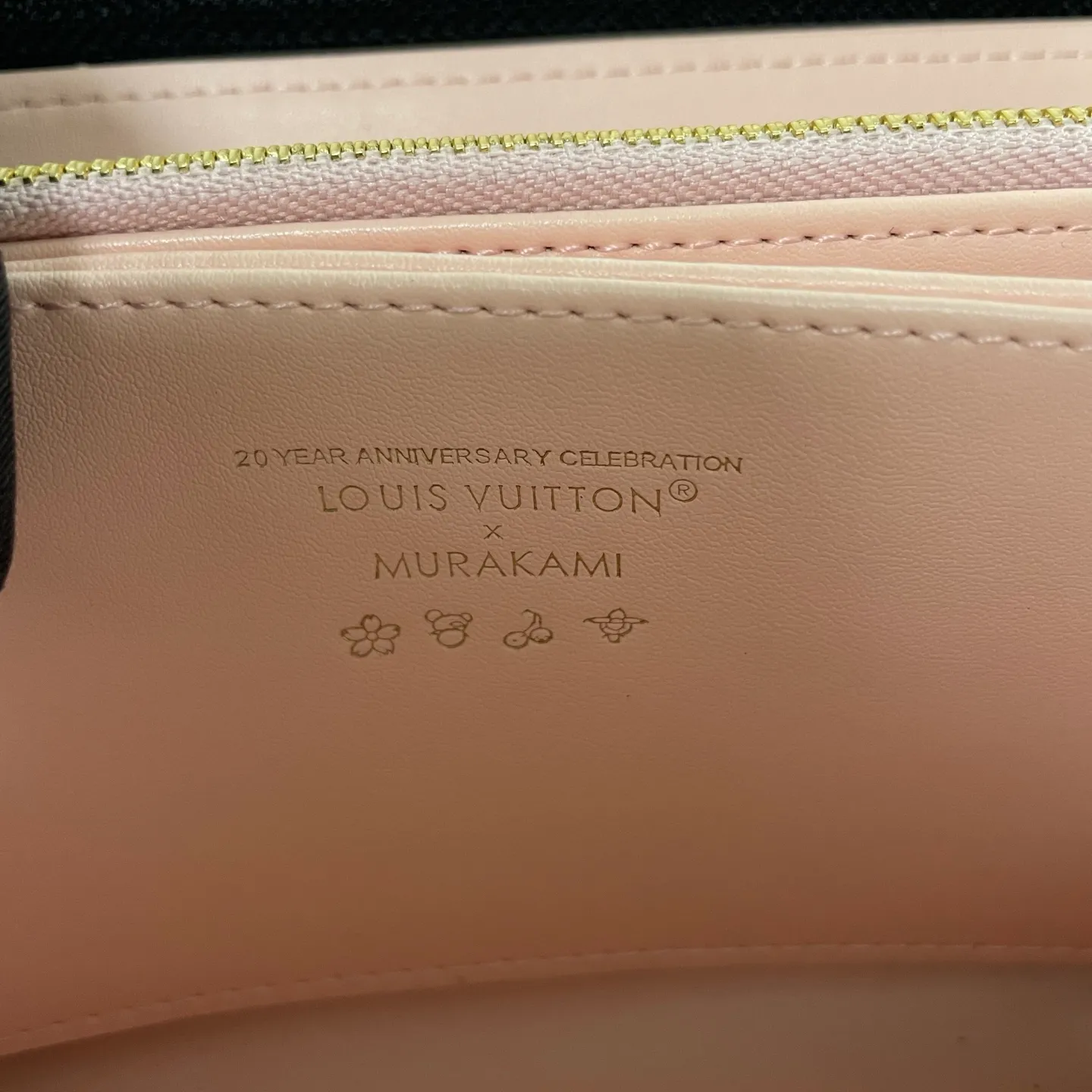 Factory price 540 [Top original order] M12152 This LV Ski series zipper wallet has a pillow-like soft texture, and the design is taken from the brand's Coussin series handbags, creating a distinctive style. The wallet is made of classic Monogram embossed lambskin and is embellished with gold-tone hardware, including the iconic LV Circle logo zipper design.  19.5 x 10.5 x 2.5 cm